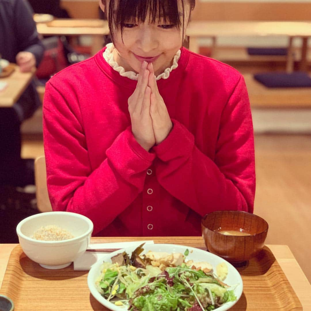 森七菜さんのインスタグラム写真 - (森七菜Instagram)「お野菜たっぷりランチ🥗 #いただきます🙏 #合わせてる手片方だけ膨らんでないかい？笑#何か入ってるのかな…笑 #そんなわけはない…😜 #お肉も好きだけど野菜も好き #野菜たっぷりランチ #玄米ご飯とお味噌汁😊👍 #もりなな #森七菜」11月17日 18時12分 - morinana_official