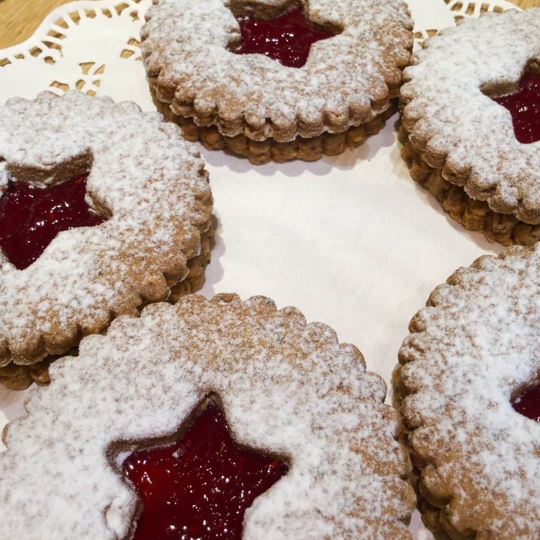 Rosebakeryginzaさんのインスタグラム写真 - (RosebakeryginzaInstagram)「Linzer Cookie  リンツァークッキーは、ヘーゼルナッツがたっぷり入ったクッキー生地で、 ラズベリージャムをサンドしています😆 サクサクの食感とミックススパイスの香りがアクセント❗️ 見た目もかわいく、ちょっとしたプレゼントにも喜んでいただけそうです🎁  明日も9時からオープンです！ 皆様のお越しをお待ちしています‼️ #ローズベーカリー#ローズベーカリー銀座#銀座ランチ#銀座カフェ#銀座モーニング#クリスマスケーキ#rosebakery #ginza#ginzamorning#rinzercookie#christmas」11月17日 18時13分 - rosebakeryjapan