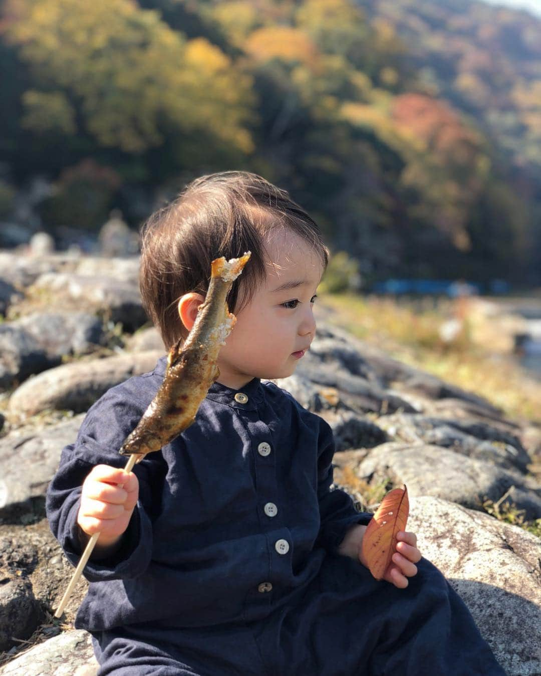 石塚錬さんのインスタグラム写真 - (石塚錬Instagram)「. 👦💬「ぼくの京都旅行 part2🏞🐟🎋」 . 👦💬「My Kyoto trip part2🏞🐟🎋」 . #渡月橋ではじめての鮎の塩焼き🐟 #ちょっと苦いけどおいしい😚 #嵐山で竹やぶブーン🎋🏃‍♂️ #Salt-grilled sweetfish for the first time at Togetsukyo🐟 #Little bitter but tasty😚 #Bamboo Bo Boa at Arashiyama🎋🏃‍♂️ . #石塚錬 #成長日記  #鮎 #sweetfish #은어 #阿玉 #ayu #嵐山竹林 #arashiyamabambooforest #嵐山 #arashiyama #渡月橋 #togetsukyo #ishizukaren #renishizuka #이시즈카렌」11月17日 19時00分 - ishizuka_ren