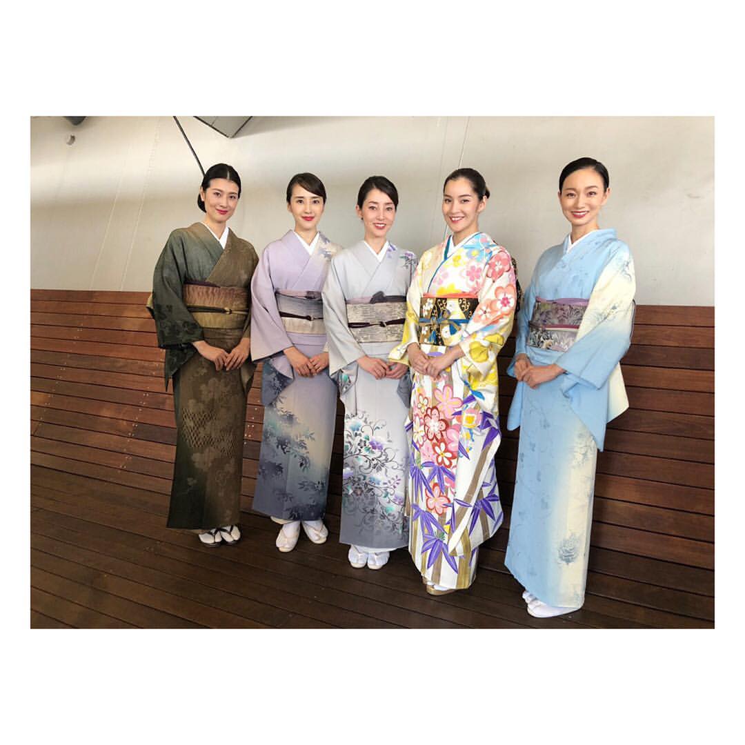 由樹のインスタグラム：「綺麗で面白いお姉様方と📸 笑いジワが増えた楽しい現場となりました✨ ・ ・ ・ 背景の木と#同化寸前 #横浜大桟橋ホール  #着物ショー #着物 いつでも#渋い色担当 #肩パット は#入ってません」