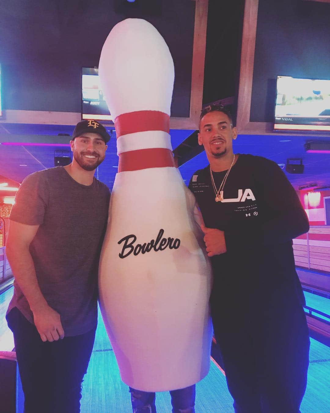 ジョーイ・ギャロさんのインスタグラム写真 - (ジョーイ・ギャロInstagram)「Thank you to @bowlerobowl for having @_ronaldguzman and I in today for the grand opening!! #bebowled with the giant behemoth burger at Bowlero Fairview😋🎳」11月18日 5時32分 - joeygallo24