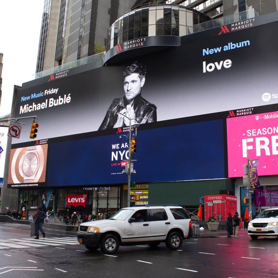 マイケル・ブーブレさんのインスタグラム写真 - (マイケル・ブーブレInstagram)「Michael’s new album ❤️ on display in New York City’s Times Square yesterday thanks to @spotify!」11月18日 6時18分 - michaelbuble