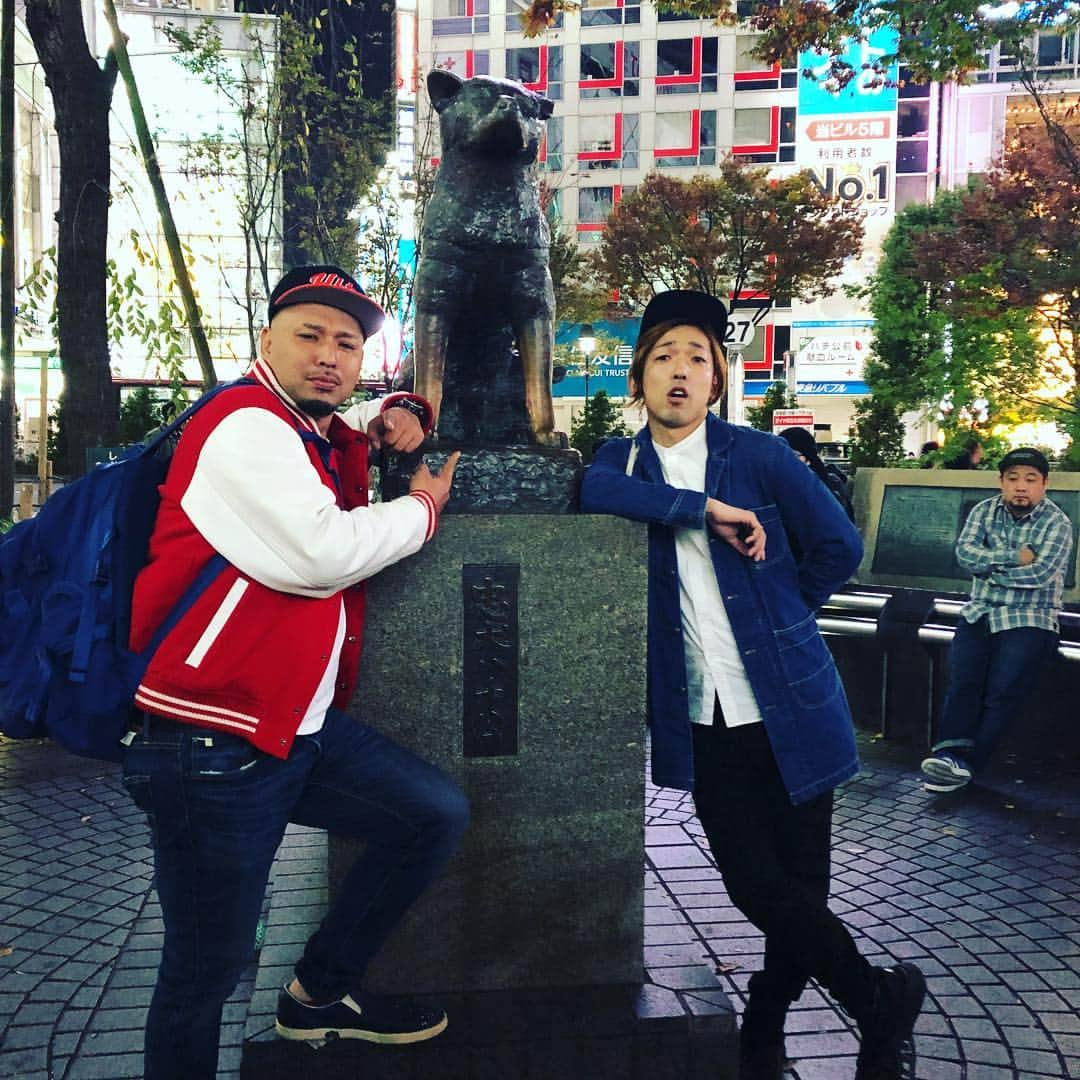 岡部さんのインスタグラム写真 - (岡部Instagram)「こりゃめでてーな大江さん、つまりmckjつまりラッパーのあの人と無限大ドームのライブ終わりに沖縄料理！！ ご馳走さまでした！！ そこで写真を撮り忘れまして、話の流れでハチ公で撮ることに。  ハチ公で写真！ 何年ぶりだろう。笑  観光の外人さん、シャッターありがとうござました！！！ #こりゃめでてーな #大江 #ラッパー #mckj #かたつむり #ニュー岡部 #岡部 #渋谷 #ハチ公 #無限大ドーム #change @mckj_hagestagram」11月17日 21時59分 - okabeccinyo