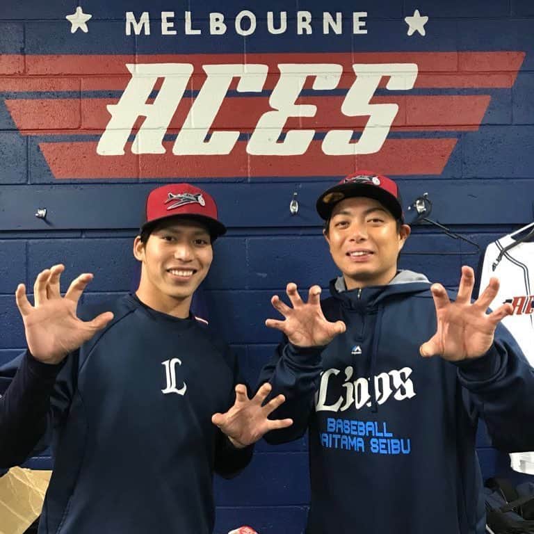 のインスタグラム：「ライオンの手の取材？を受け ライオンの手のポーズをとる2人  本日の1枚  完投勝利後の高木さんでした❗️」