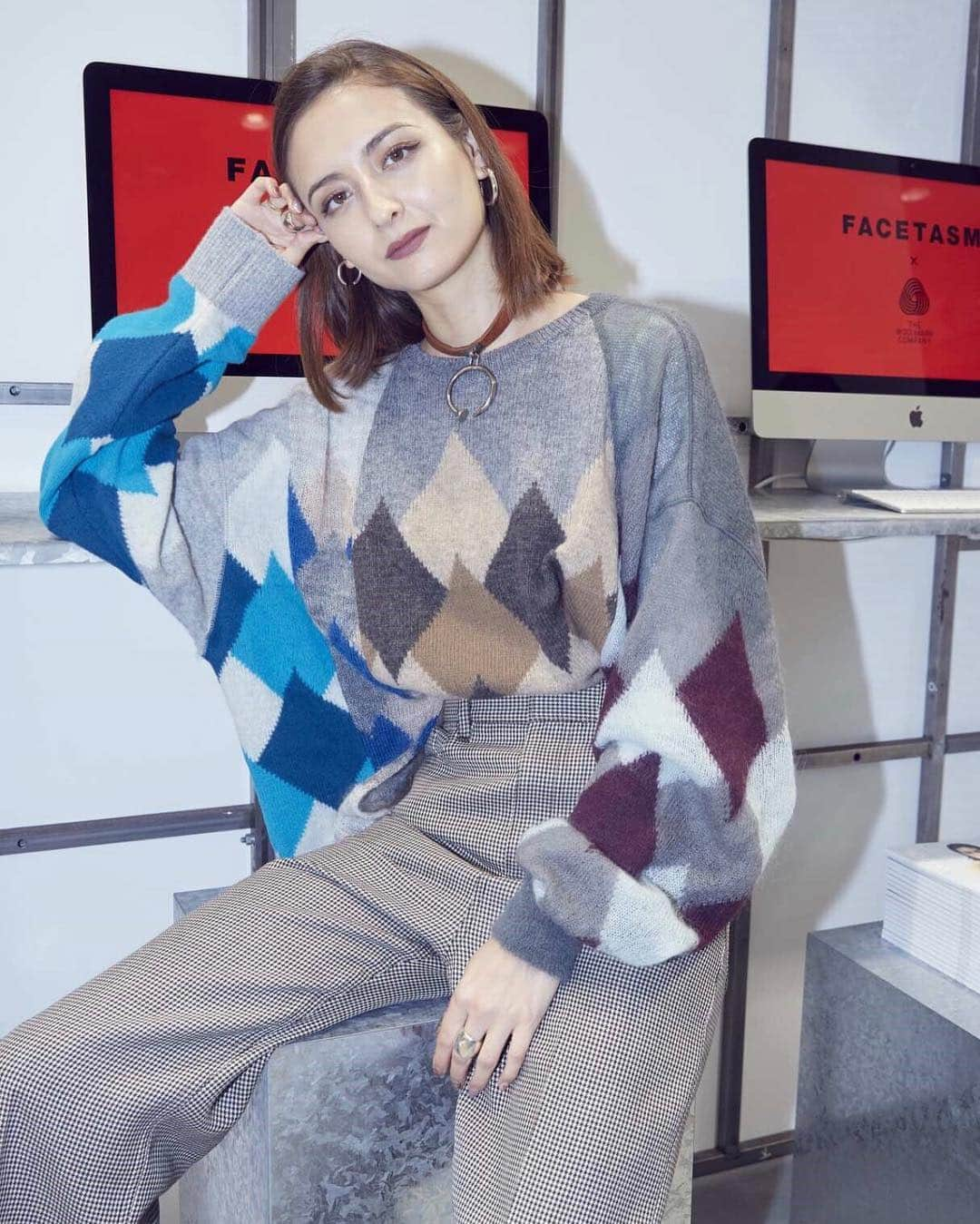 エリーローズさんのインスタグラム写真 - (エリーローズInstagram)「The Woolmark CompanyとFACETASMがコラボレートし、Dover Street Market Ginzaで限定セーターを発売開始💥  ウールマークだから着心地がすごく柔らかくて、カラーも3色全部可愛かったな🧵  デザイナーの落合宏理さんは「エモーション」をテーマに洋服作りをされていると話を伺いました。感情が赴くまま着こなしてもらいたいと願っているそうです。  #facetasmxwoolmark  #woolmark #teamwool」11月17日 22時03分 - ellirose