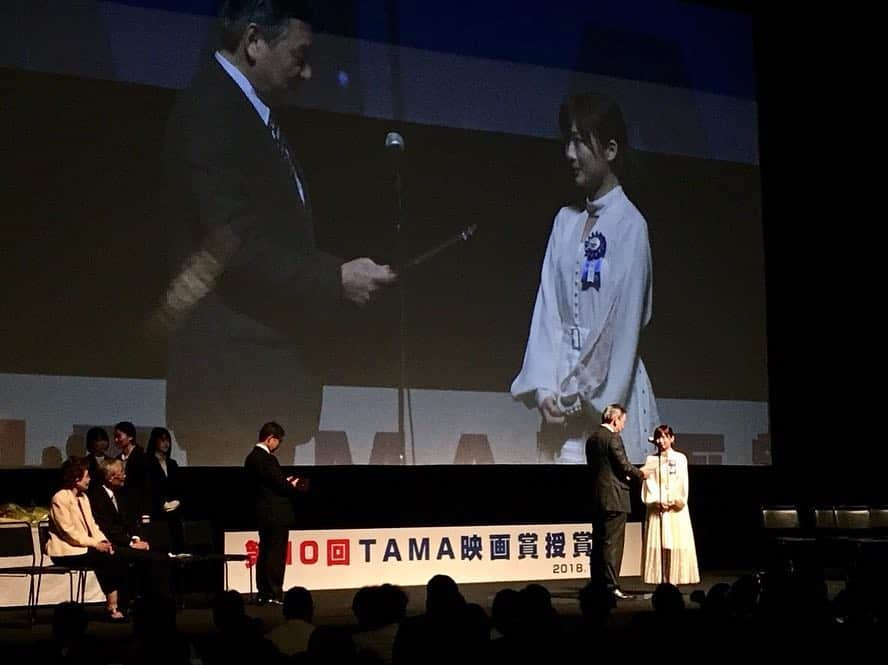 伊藤沙莉さんのインスタグラム写真 - (伊藤沙莉Instagram)「改めまして、 TAMA映画賞 最優秀新進女優賞 本当にありがとうございました。  伝えたいことがありすぎて、 うまく言葉にできませんでしたが、 本当になにより、 感謝の気持ちでいっぱいです。  これからも、 なにがあろうと、 大好きなお芝居を続けていきたいと思います。  私が勝手に同志だと思っている、 吉村界人、 そして、 ずっと変わらず私を支えてくれる 大切な親友、 松岡茉優と 登壇できたことが 本当に嬉しかったです。  本当に 素敵な時間で、 忘れられない大切な日になりました。  ここまで支えてくださった方々 そして今も変わらず支えてくださっている方々、 改めて、 本当にありがとうございました。  これからも、 伊藤沙莉を宜しくお願い致します！ まだまだ頑張ります！！」11月17日 22時18分 - itosairi