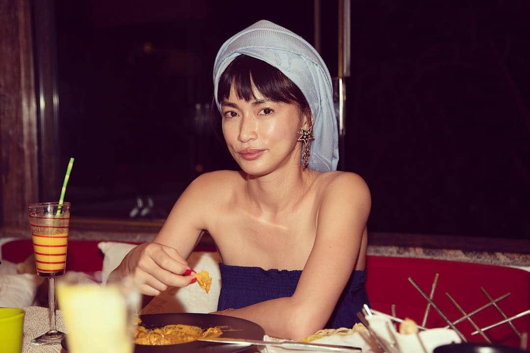 長谷川京子さんのインスタグラム写真 - (長谷川京子Instagram)「インドナイト🍽 #travel#dinner#indiancuisine  #jumeirahvittaveli#everythingcloser  #staydifferent#stall#hermes#earrings  #zara  @jumeirahvittaveli」11月17日 22時57分 - kyoko.hasegawa.722