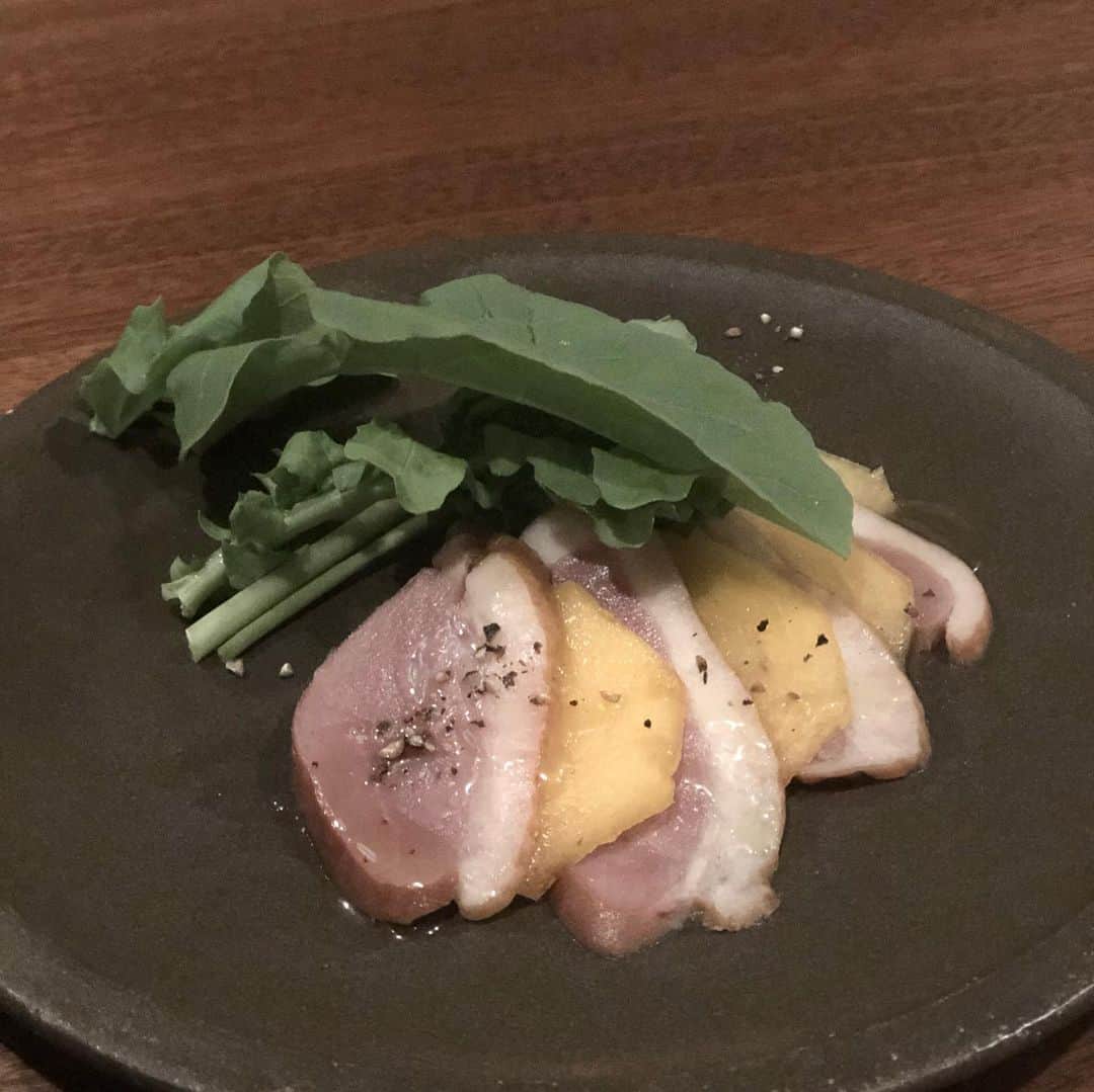 鳳山えりさんのインスタグラム写真 - (鳳山えりInstagram)「こないだ まかなシェフが週一で腕をふるうレストランLocale に行ってきましたー！！ みるみる料理の腕があがる @m.cookingsalon ✨✨ ケータリングも大人気で、最近ますます忙しそうだけど、この赤羽橋のレストランは毎週気まぐれ料理を6500円で食べれます👍  今月のメニューで特にお気に入りだったのはカリフラワーのポタージュに、デザートのブランマンジェ🍨  来月はまた違うメニューだから、また行きたいっ！！ . . #この人のスタイリストは私ですw #世界一素直です #でもついてない人 #恋人募集中 #ケータリング依頼も募集中 #makanacookingsalon  #全然クッキングサロンしてないしw #明日は青山ファーマーズマーケットに出店してます」11月17日 22時55分 - eri_toriyama