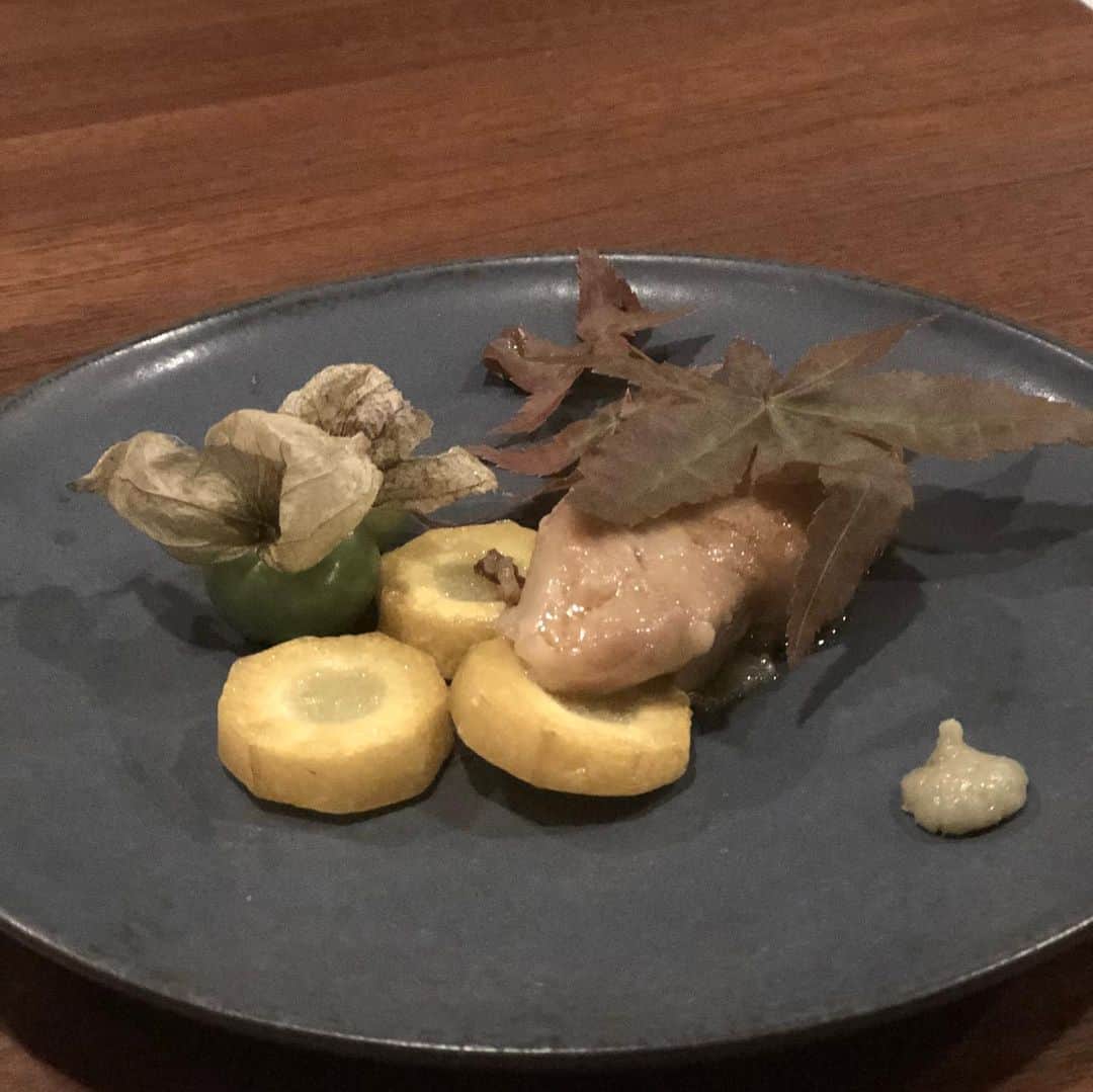 鳳山えりさんのインスタグラム写真 - (鳳山えりInstagram)「こないだ まかなシェフが週一で腕をふるうレストランLocale に行ってきましたー！！ みるみる料理の腕があがる @m.cookingsalon ✨✨ ケータリングも大人気で、最近ますます忙しそうだけど、この赤羽橋のレストランは毎週気まぐれ料理を6500円で食べれます👍  今月のメニューで特にお気に入りだったのはカリフラワーのポタージュに、デザートのブランマンジェ🍨  来月はまた違うメニューだから、また行きたいっ！！ . . #この人のスタイリストは私ですw #世界一素直です #でもついてない人 #恋人募集中 #ケータリング依頼も募集中 #makanacookingsalon  #全然クッキングサロンしてないしw #明日は青山ファーマーズマーケットに出店してます」11月17日 22時55分 - eri_toriyama