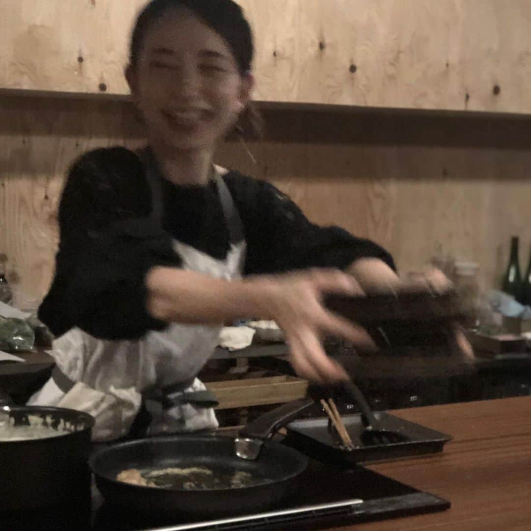 鳳山えりさんのインスタグラム写真 - (鳳山えりInstagram)「こないだ まかなシェフが週一で腕をふるうレストランLocale に行ってきましたー！！ みるみる料理の腕があがる @m.cookingsalon ✨✨ ケータリングも大人気で、最近ますます忙しそうだけど、この赤羽橋のレストランは毎週気まぐれ料理を6500円で食べれます👍  今月のメニューで特にお気に入りだったのはカリフラワーのポタージュに、デザートのブランマンジェ🍨  来月はまた違うメニューだから、また行きたいっ！！ . . #この人のスタイリストは私ですw #世界一素直です #でもついてない人 #恋人募集中 #ケータリング依頼も募集中 #makanacookingsalon  #全然クッキングサロンしてないしw #明日は青山ファーマーズマーケットに出店してます」11月17日 22時55分 - eri_toriyama