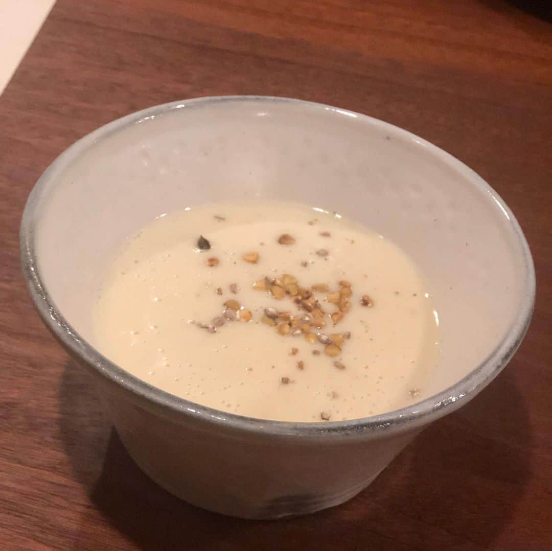 鳳山えりさんのインスタグラム写真 - (鳳山えりInstagram)「こないだ まかなシェフが週一で腕をふるうレストランLocale に行ってきましたー！！ みるみる料理の腕があがる @m.cookingsalon ✨✨ ケータリングも大人気で、最近ますます忙しそうだけど、この赤羽橋のレストランは毎週気まぐれ料理を6500円で食べれます👍  今月のメニューで特にお気に入りだったのはカリフラワーのポタージュに、デザートのブランマンジェ🍨  来月はまた違うメニューだから、また行きたいっ！！ . . #この人のスタイリストは私ですw #世界一素直です #でもついてない人 #恋人募集中 #ケータリング依頼も募集中 #makanacookingsalon  #全然クッキングサロンしてないしw #明日は青山ファーマーズマーケットに出店してます」11月17日 22時55分 - eri_toriyama