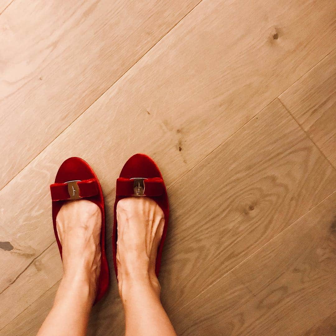 大草直子さんのインスタグラム写真 - (大草直子Instagram)「夜更けの靴シリーズ。 @ferragamo の真っ赤なベルベット。大学生からヴァラが好き。デニムに合わせよう。 #salvatoreferragamo  #深い赤 #艶やかな赤 #憂う赤 #誘う赤 #履くのが楽しみだな」11月17日 22時58分 - naokookusa