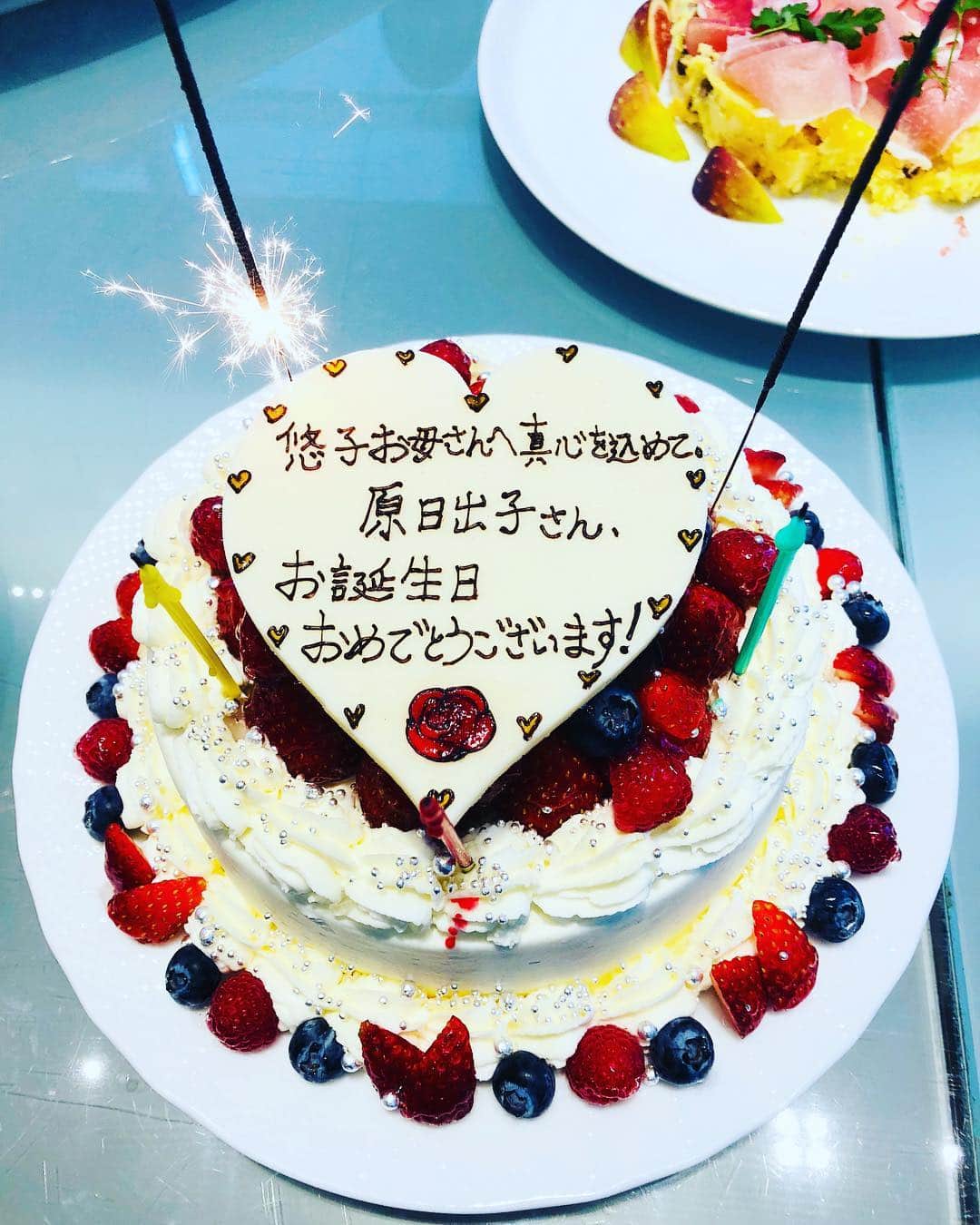 原日出子さんのインスタグラム写真 - (原日出子Instagram)「今日は 「鈴木家の嘘 」公開2日目。 新宿ピカデリーと シネスイッチ銀座で 舞台挨拶をさせて。頂きました！ 終わって打ち上げの時に みなさんが お誕生日ケーキでお祝いをしてくださいました。 大好きな加瀬さんと 一日違いのお誕生日だったなんて(≧∀≦) 嬉しいなぁ💖 #鈴木家の嘘 #新宿ピカデリー #シネスイッチ銀座 #加瀬亮 #木竜麻生 #岸辺一徳 #岸本加代子 #大森南朋 #野尻克己 #原日出子」11月17日 23時40分 - hara_hideko