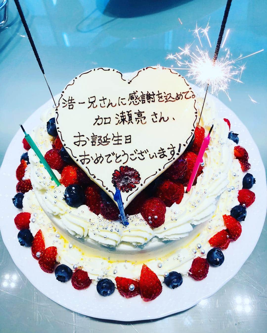 原日出子さんのインスタグラム写真 - (原日出子Instagram)「今日は 「鈴木家の嘘 」公開2日目。 新宿ピカデリーと シネスイッチ銀座で 舞台挨拶をさせて。頂きました！ 終わって打ち上げの時に みなさんが お誕生日ケーキでお祝いをしてくださいました。 大好きな加瀬さんと 一日違いのお誕生日だったなんて(≧∀≦) 嬉しいなぁ💖 #鈴木家の嘘 #新宿ピカデリー #シネスイッチ銀座 #加瀬亮 #木竜麻生 #岸辺一徳 #岸本加代子 #大森南朋 #野尻克己 #原日出子」11月17日 23時40分 - hara_hideko