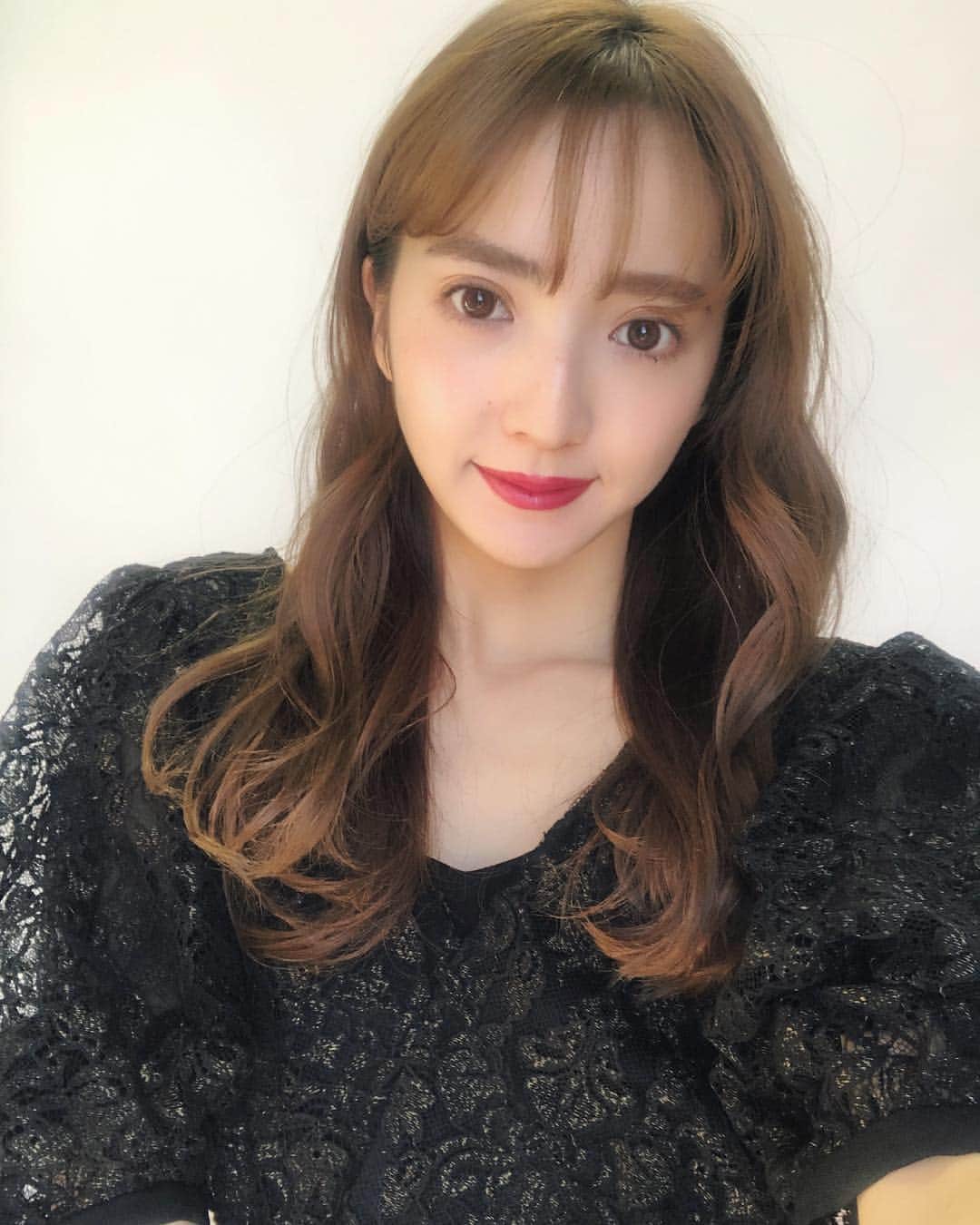 平木愛美のインスタグラム：「今夜は、父とごはんができたひ❤️ 詳しくはストーリーでかいたよっ。ほっこり。愛。です。 周りの大切なひとたちが大好きでたいせつで、どうしようもない。 . 写真は帰国すぐの撮影中のオフショットなので、時差ボケのせいか目がとろんと二重幅ぎゅいんとひろめ。 本日はたくさん寝たひ😪🌼💛」