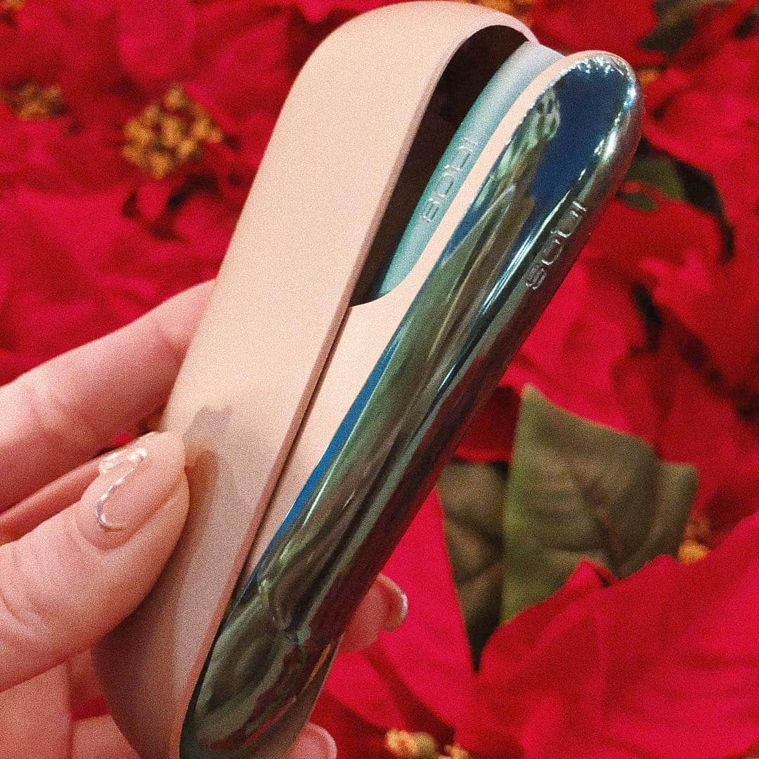長谷川唯のインスタグラム：「・ ・  IQOSThisChangesEverything #IQOSアンバサダー #IQOSJapan ・ ・  @iqos_jpから頂いた、 新製品のIQOS 3を遊びに行くときに愛用してるよー😊👌🏻 ・ ・  IQOS 3には「キャップ」と「ドアカバー」というアクセサリーがあって、自分の好みの色にカスタマイズできるから今回自分の気分に合わせてこの色の組み合わせてクリスマスっぽい色をチョイスしてみたよ🎄❤️ ・ ・  その日の気分によって変えれたりコーデに合わせてカスタマイズできるから楽しいな🙈💕 ・ ・  成人喫煙者の皆さん、”IQOS 3”と”IQOS 3 MULTI”は11月15日から発売しています。販売場所や詳細については、IQOSのウェブサイトでチェックしてください🙏🏻✨ ・ ・ ※成人向けの本製品には、リスクがないわけではありません ・ ・  #IQOSThisChangesEverything #IQOSアンバサダー #IQOSJapan」
