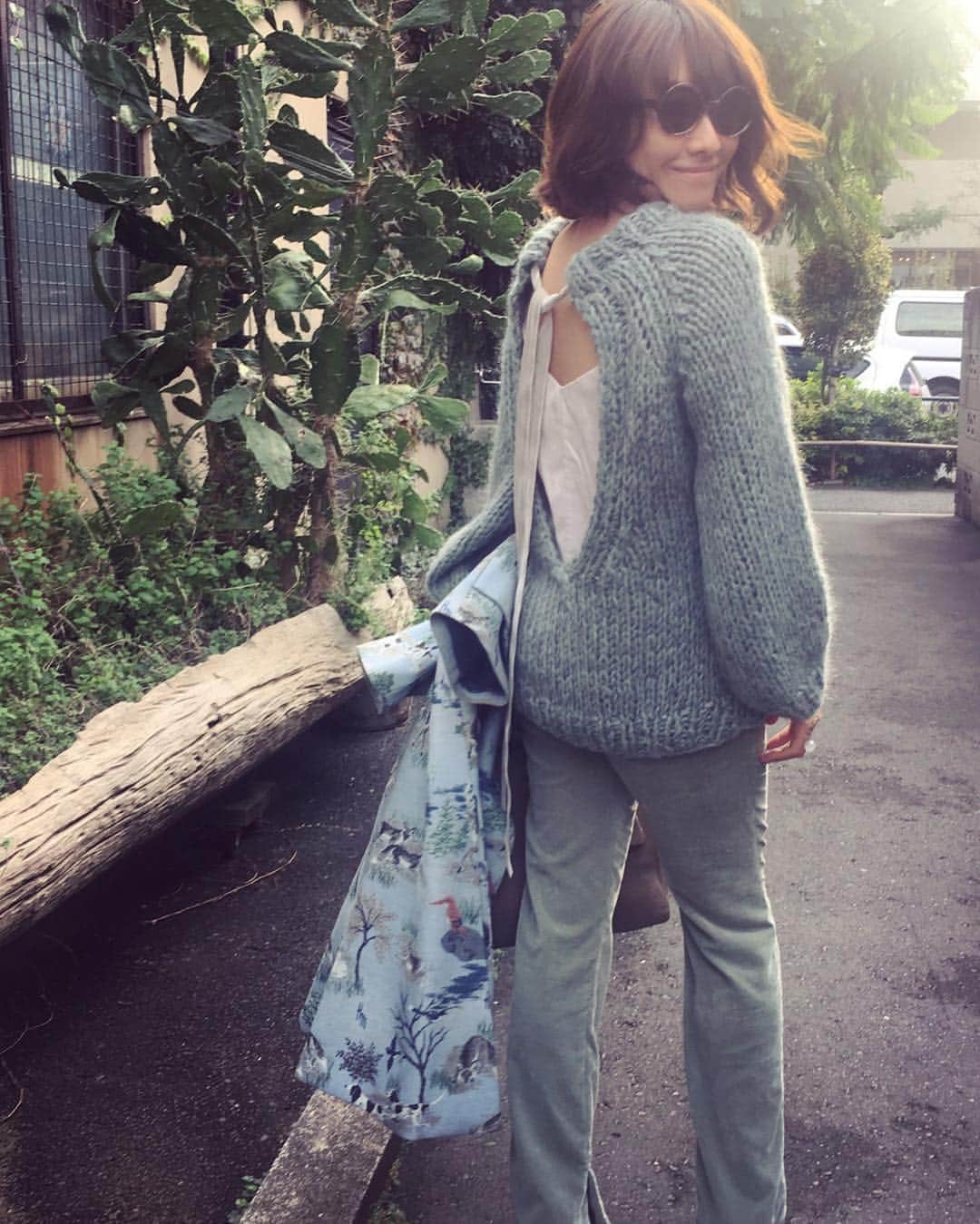 風間ゆみえのインスタグラム：「ほんのりスモーキーなニュアンスカラー、甘すぎなくていい、大人のパステル。 背中あきのローゲージニットはStyling/ @stylings_official #yumie_k_style」