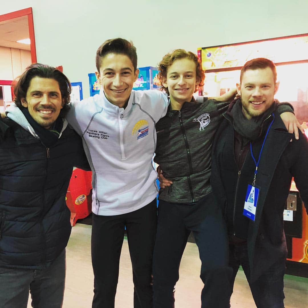 ジョン・ケアーさんのインスタグラム写真 - (ジョン・ケアーInstagram)「We are going to Nationals boys!!!! Massive thanks to the ladies too! @nini2201 @jumpingjenny33 #teampines #usfigureskating #usfsa #figureskating」11月18日 3時23分 - johnkerrsk8er