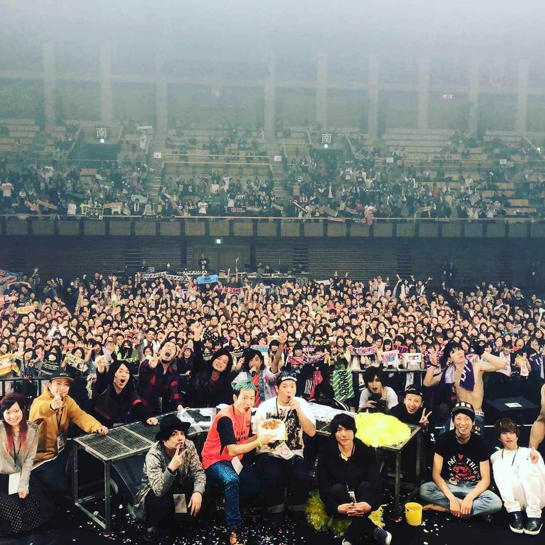 土屋修平のインスタグラム：「先週末。11/10（土）11（日） 『GAINA MATSUYAMA 2018〜vo.0〜』 無事に2日間を終えることができました。  協力していただいた皆さま、出演者の皆さま、企業様、関係者全ての方々。  松山でお会いした方々でイベント後挨拶できなかった方々もたくさんいらっしゃいます。 自分の至らぬ部分、多々あったかもしれません。  本当に本当に、皆さまご尽力ありがとうございました。  この場でお礼を申し上げたいです。  感謝してもしきれません。  自分としてはただただ力不足と、人としての至らぬ点ばかりが浮き彫りになるばかりで。  反省しかありません。  たくさんの方々にご迷惑をおかけしたと思います。  ステージの上の出演者の方々は全て例外無く『全力』でした。 アーティストの皆さまの全力の姿を見て 「今、自分は何者でもない」  ということに改めて気づかされました。  本当に微力ではありましたが、この初めてのイベントの立ち上げに参加させていただけたことに感謝したいです。  協力していただいた皆さま！！ 本当にありがとうございました！！！ #GAINAMATSUYAMA2018  http://gainamatsuyama.com」