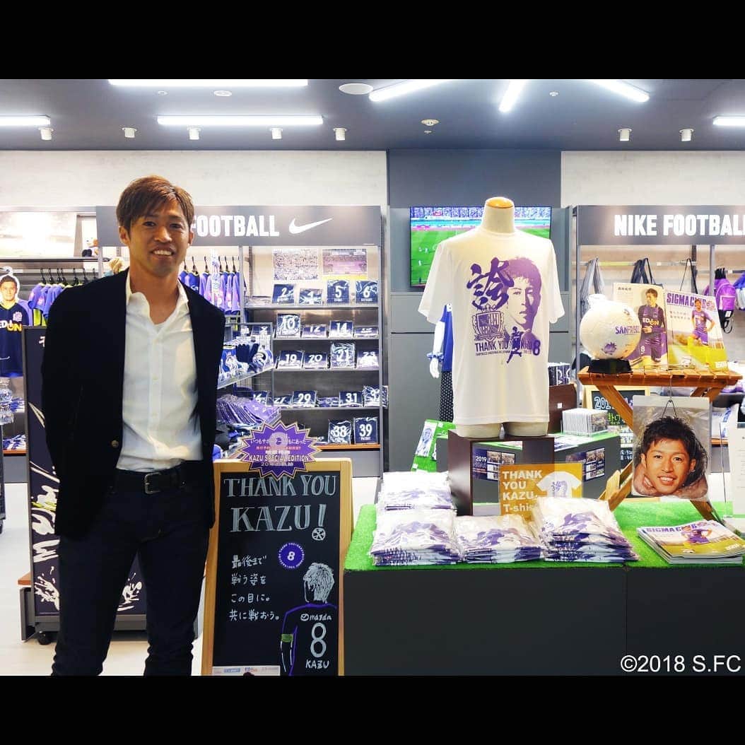 のインスタグラム：「🔶V-POINT情報🔶  森﨑和幸選手が、V-POINTにご来店😍  今回は「プライベートでの来店」でしたが、グッズをご購入いただいた方にサインをしたり、一緒に写真撮影したりと約1時間近くもファンサービス✨  スタッフに促されるまま、グッズの宣伝やイヤーDVDの告知も‼️ さらに『THANK YOU KAZU Tシャツ』を自らご購入された他、『BETONESボクサーパンツ』もお買物されました🎶 『THANK YOU KAZU Tシャツ』の店頭販売は、残りわずか。11月24日（土）名古屋グランパスでも販売します。カズ選手の引退記念セレモニーにも行われますので、ぜひ、ご来場ください🙋  #サンフレッチェ広島 #SANFRECCE #ICHIGAN #2018 #森﨑和幸選手 #背番号8 #KAZU8 #レジェンド #VPOINT #オフィシャルショップ #シャレオ #年中無休 #皆様のご来店を心よりお待ちしております」