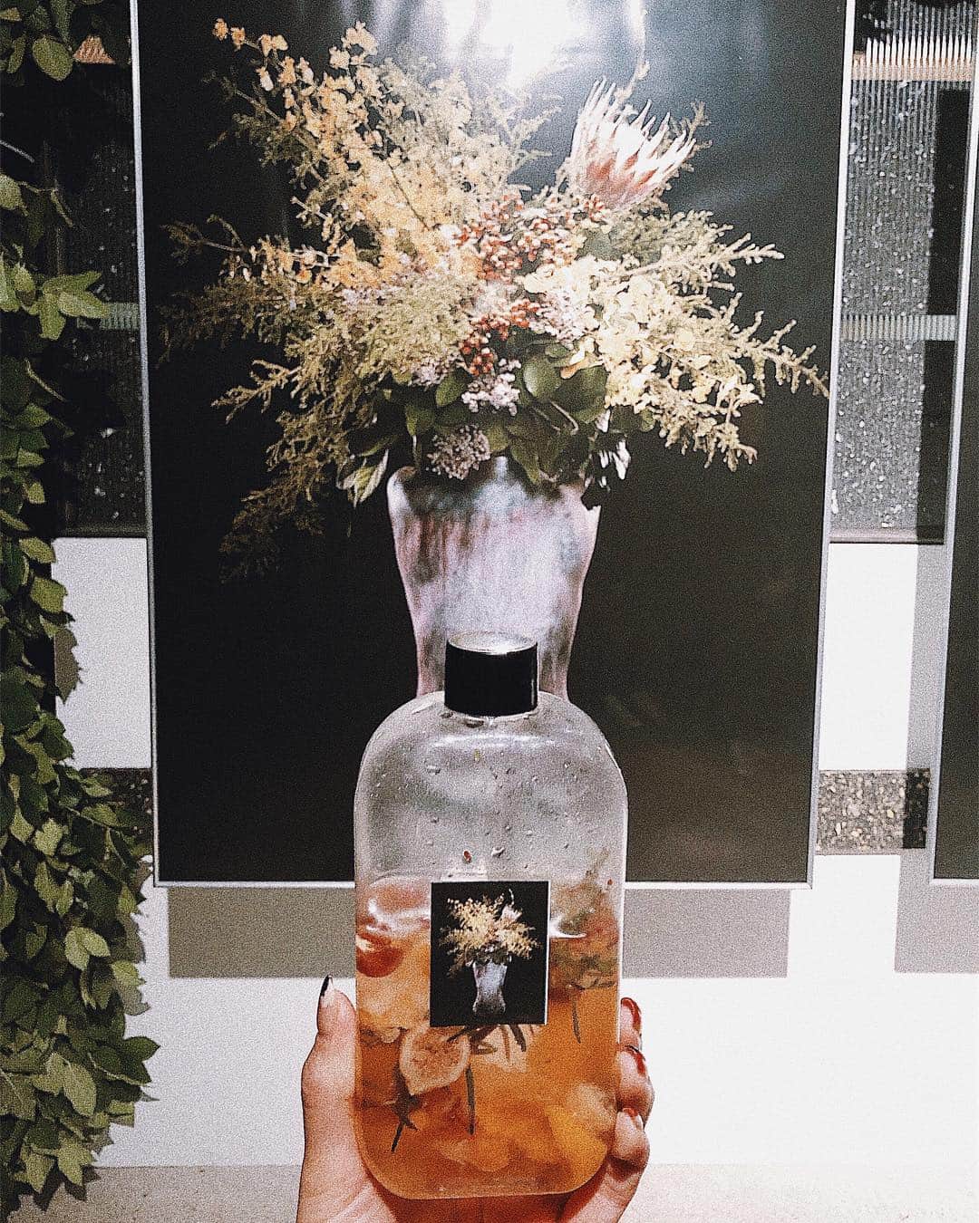 須田朱音さんのインスタグラム写真 - (須田朱音Instagram)「“flower & human” @daisuke_shim だいちゃんの初の個展へ🌿 . だいちゃんが生けるお花はパッションに溢れてて、 とっても刺激的でいつもドキドキワクワクさせてくれます✨ . 私は結構前から一方的に知ってたのですが、 今年の秋に彼がオーガナイズするParty @kewltokyo の ブース装飾をして頂き、改めてだいちゃんの パッションを肌で感じとっても感動しました♥️ . 個展の一般公開は11/19〜11/30までです🗓 是非、パッション感じに行って下さい🌿🌿🌿 #flowerandhuman #志村大介 #フラワーアーティスト」11月18日 15時32分 - akane_godo