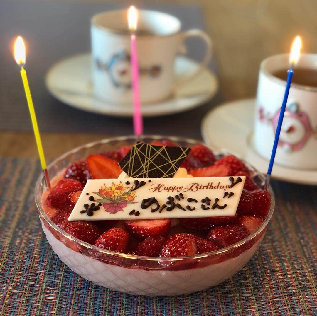 宮崎宣子さんのインスタグラム写真 - (宮崎宣子Instagram)「恵理子さんがお祝いしてくださいました🎂 千疋屋さんの🍓のムースケーキが美味しくて💕 恵理子さんと話してると学びが多くて、いつも優しさに溢れているから癒しと、パワーを頂いてます❤️ いつもありがとうございます😊  プレゼント🎁に、ローズとラベンダーの蒸留水を頂きました💕 ハーブの力に癒されます✨ 恵理子さん、いつもありがとうございます❤️❤️❤️ #恵理子 さん #お誕生日 #お誕生日お祝い #千疋屋 #千疋屋ケーキ #ハーブの師匠 #大好きな人 #尊敬する人 #ハーブのプレゼント #いつもありがとうございます」11月18日 15時26分 - miyazaki_nobuko