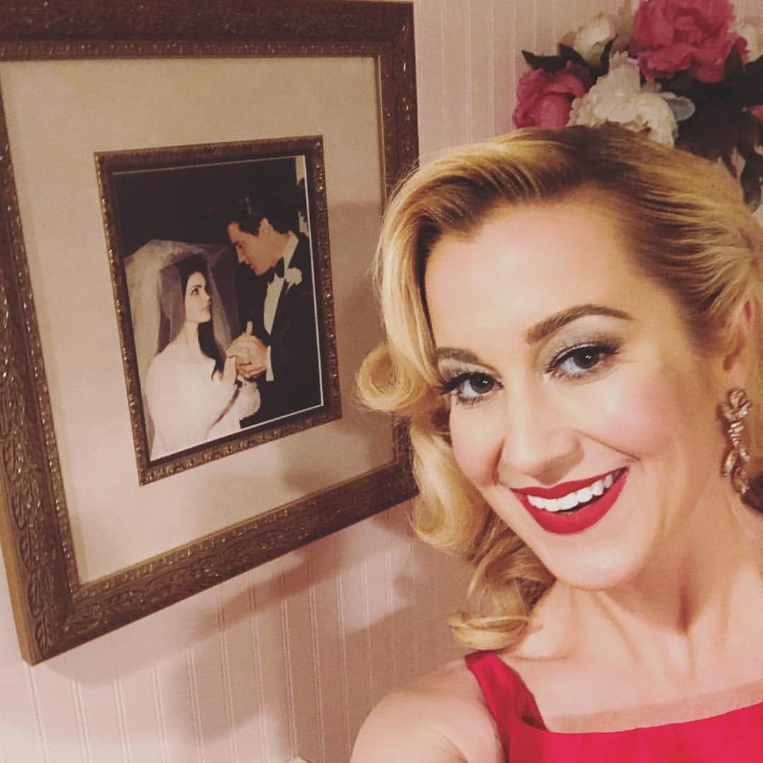 ケリー・ピックラーのインスタグラム：「So honored to be a part of the Hallmark Channel family!  It was truly a blessing to spend time in the home of the “KING of Rock & Roll”...I hope you all enjoy “Christmas at Graceland” tonight at 8pm/7c on @hallmarkchannel  #ElvisPresley #Memphis #HallmarkChristmasMovies 🎄」