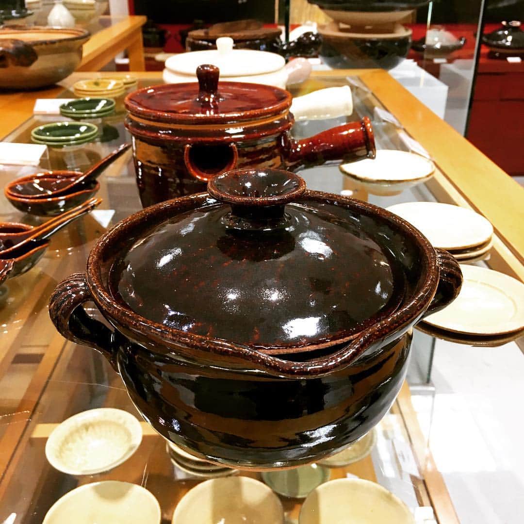 志摩有子さんのインスタグラム写真 - (志摩有子Instagram)「新宿高島屋で開催中の伊賀焼、土楽窯の個展へ。8代目当主の福森道歩さんのトークショーも。目から鱗の土鍋のあれこれ。希少な土鍋をたくさん手に取れたのも嬉しかった。いろいろ見て、念願の黒鍋と小さなポトフ鍋をお迎えすることに。使うのが楽しみ。道歩さんのトークショーは本日も14時から。土楽の土鍋展は27日まで。 #福森道歩  #土楽 #土楽展 #ひとり小鍋 #すごいぞ土鍋」11月18日 7時07分 - ariko418