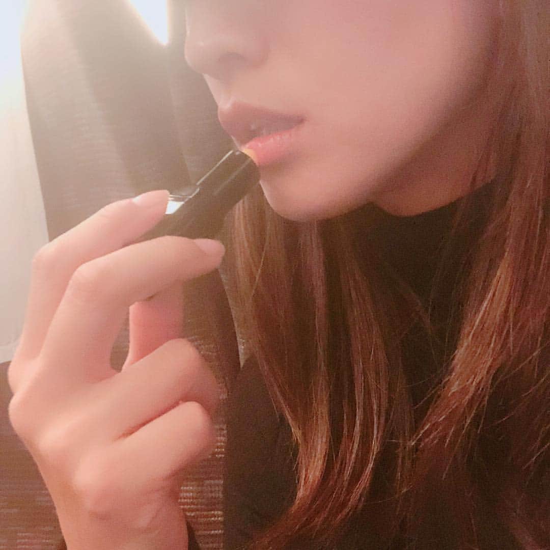 森下千里のインスタグラム：「塗るハチミツいただいた❤️ しっとり、プルプル。 甘くもなくて、しつこくない。 嬉しいなぁ。 原先生、ありがとう😊 . . #lip #cream #ハチミツ #ハチミツリップ #🐝 #beauty #リップクリーム」