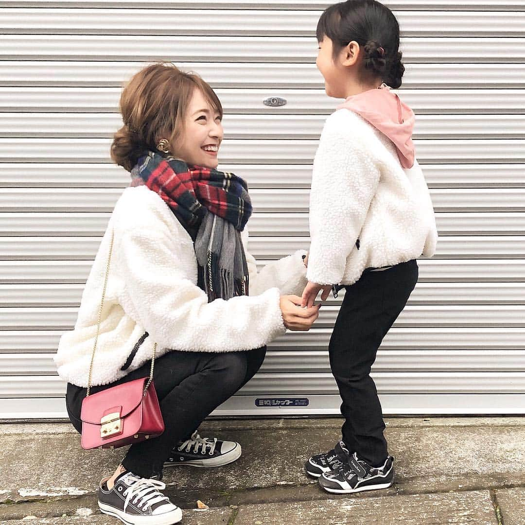 AIRIさんのインスタグラム写真 - (AIRIInstagram)「. 親子コーデ👩🏽💓👧🏾 ほっぺたにシール付けてカッコつけてる👧🏾← . いい天気な週末🍁❤️ 公園遊びするのに過ごしやすくて最高でした😍✨ . ボアブルゾン×デニムのカジュアルコーデ😋 . アウターはリンクコーデ専門ブランドの物で、親子や友達、カップルとお揃いに出来るアイテムばかり♪✨ ボアブルゾンは娘みたいにパーカーの上に着たり、ストール巻いたり沢山着回しできるし軽くて暖かいから重宝します💪 . 3.4枚目 体幹のしっかりいる娘。 体操を習い始めてから更にお転婆に🏋️‍♂️🤸‍♀️🧘‍♀️ 負けた😇👵🏻 . 👩🏽 outer: @pairpair_official bottom: @uniqlo store: @rakuten_official bag: @furla shoes: @converce_jp . 👧🏾 outer: @pairpair_official parker: @laulea_shop bottom: @gu_for_all_ shoes: @branshes . . . #shoplist#ペアペア#リンクコーデ専門ブランド#親子コーデ#おやこーで#リンクコーデ#uniqlo#gu#女の子コーデ#キッズコーデ#コーデ#ママコーデ#ママ#ママファッション#韓国子供服#韓国ファッション#親子#娘#プチプラ#プチプラコーデ#お揃い#カジュアル#ペアルック#お出かけ#キッズファッション#シンプルコーデ#カジュアルコーデ#親バカ#コーデ#今日のコーデ」11月18日 8時54分 - n.airi_taito