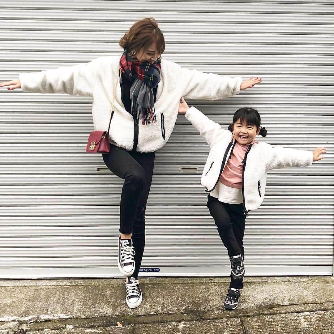 AIRIさんのインスタグラム写真 - (AIRIInstagram)「. 親子コーデ👩🏽💓👧🏾 ほっぺたにシール付けてカッコつけてる👧🏾← . いい天気な週末🍁❤️ 公園遊びするのに過ごしやすくて最高でした😍✨ . ボアブルゾン×デニムのカジュアルコーデ😋 . アウターはリンクコーデ専門ブランドの物で、親子や友達、カップルとお揃いに出来るアイテムばかり♪✨ ボアブルゾンは娘みたいにパーカーの上に着たり、ストール巻いたり沢山着回しできるし軽くて暖かいから重宝します💪 . 3.4枚目 体幹のしっかりいる娘。 体操を習い始めてから更にお転婆に🏋️‍♂️🤸‍♀️🧘‍♀️ 負けた😇👵🏻 . 👩🏽 outer: @pairpair_official bottom: @uniqlo store: @rakuten_official bag: @furla shoes: @converce_jp . 👧🏾 outer: @pairpair_official parker: @laulea_shop bottom: @gu_for_all_ shoes: @branshes . . . #shoplist#ペアペア#リンクコーデ専門ブランド#親子コーデ#おやこーで#リンクコーデ#uniqlo#gu#女の子コーデ#キッズコーデ#コーデ#ママコーデ#ママ#ママファッション#韓国子供服#韓国ファッション#親子#娘#プチプラ#プチプラコーデ#お揃い#カジュアル#ペアルック#お出かけ#キッズファッション#シンプルコーデ#カジュアルコーデ#親バカ#コーデ#今日のコーデ」11月18日 8時54分 - n.airi_taito