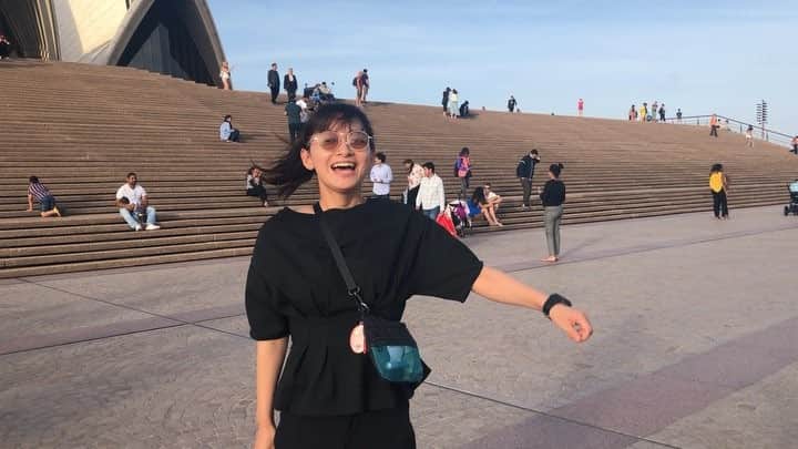 大西沙紀のインスタグラム：「お姉ちゃんの結婚式で訪れたオーストラリアで、リポート動画を撮って遊んでいました☺️ オペラハウスはとっても素敵な建物でした。1番新しい世界遺産！ #オペラハウス #operahouse  #Australia」