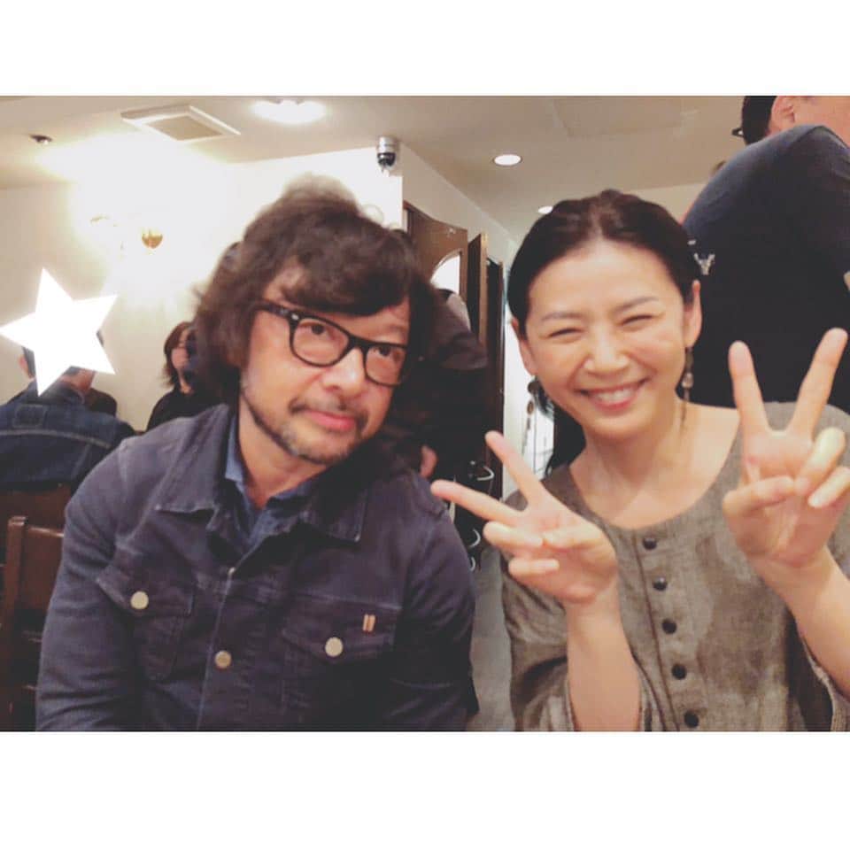 睦のインスタグラム：「昨日から始まった #水星逆行 。  偶然にも、 その時期らしい会に 参加できました。  私が、 #モデル を始めた頃。  とってもお世話になった #モーニング と言う #CM 製作会社の皆さんと 25年ぶりぐらいの #再会 。  その縁を繋いでくれたのは 以前、 この会社に勤めていた Tさんを #偲ぶ会 でした。  Tさんは、お仕事を ご一緒にした後。  タイ に移住されて 同じくCMの お仕事をされてたそうです。  その後、 Facebook で 繋がっていて。  亡くなられる前。  私が昔。  心臓を患っていて 今は完治しました！の投稿を 初めて読んでくれた後に メッセージをくれて。  知らなかったです！ でも元気になって、 本当に良かった！と とっても喜んでくれて 投稿までしてくれていました。  まさか、そのTさんが 闘病中とは知らずに 楽しく やりとりしていました。  49日が過ぎて。  この会がある事を 江川さんに教えて頂き、 参加できました。  皆さんとの出会いは 某スポーツメーカーの #スキーウェア のCMの #オーディション でした。  その後、その商品も #CMソング もヒットして、 スターさん達も輩出して。  私も3年連続、 CMに起用して頂き 想い出深い作品でした。  その時に、 #高野寛 さんの音楽とも出会い 数年後に、 楽曲提供をお願いできました。  そのCMの #監督 をされた #田内健弥 さんとも 久しぶりに再会。  私が、 CDデビュー した時も デビュー曲 のMVは 田内さん達に撮って欲しい！と ダメ元でお願いしたら、 皆さん快諾して下さって。涙  それが、 #ボーイフレンド の #MV でした。  https://youtu.be/2wwupeGr6dQ  そのお礼も、 改めて伝えられて。  この皆さん達との出会いが CMと言う仕事の魅力を知り、 頑張って続けようと 思わせてくれる 原点になっていると言っても 過言ではありません。  Tさんの #命がけのご縁 で、 その気持ちを 再確認できました。  Tさん、本当に ありがとうございます。  タイで 睦さんのMVを撮ろう!の約束は 叶わなかったけど。  #初心忘るべからず の気持ちを 想い出させてくれた事が Tさんからの #ギフト ですね。  これからも、頑張ります。  そして心より ご冥福をお祈り致します。  #mercuryretrograde  #skiwear  #thai  #gift  #morning  #ssw  #singersongwriter  #artist  #lyricist  #singer #model  #井上睦都実 #睦」