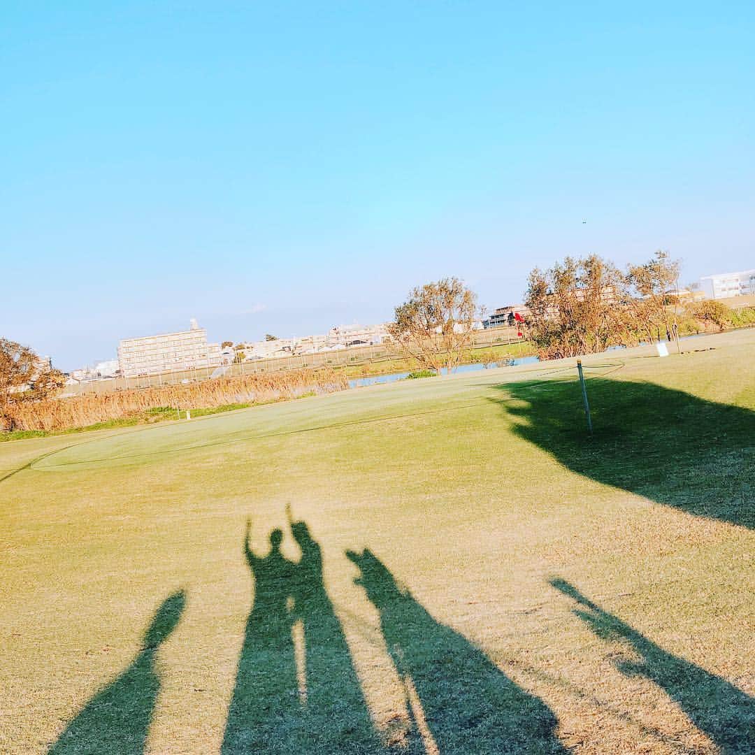 森下千里のインスタグラム：「. 思ったより早く終わり、 時間ができたので、河川敷❤️ 土日はさすがに混んでて、知らない男性と組みに…キンチョー。 とはいえ、 やりたかったショートゲームの練習ができて、よかった。 車で30min.  わたしのオアシスだなぁ⛳️ . . I played short course near the river. Strong wind ,thin grass and no good grand conditions. Lol  Good practice for short game. . . #ゆみさん #ありがとう #ショートコース #golf #golfcourses #河川敷 #心のオアシス #weekend #週末ゴルフ #練習」