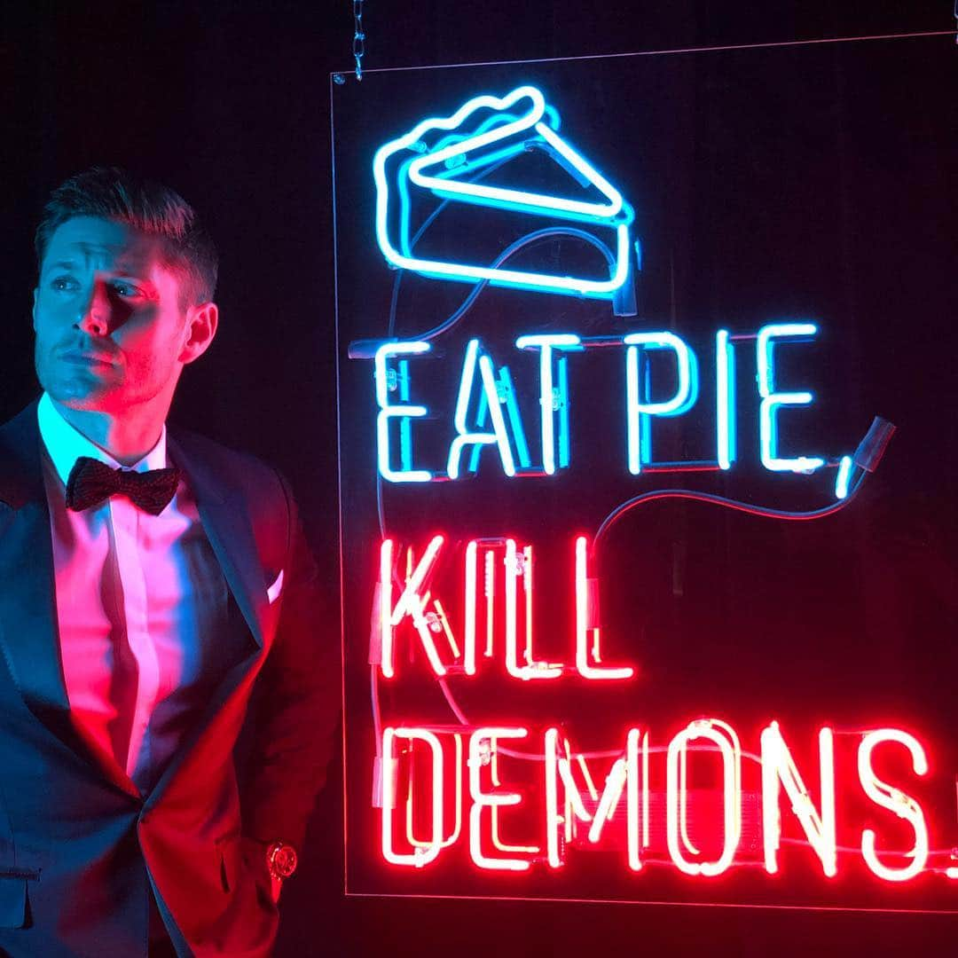 ジェンセン・アクレスさんのインスタグラム写真 - (ジェンセン・アクレスInstagram)「It’s like the “Dean Winchester” bat signal...but neon. Thanks to everyone who helped us celebrate 300 episodes last night.  And a special thanks to all who helped us get there.  Love you all.  What a ride!」11月18日 10時38分 - jensenackles