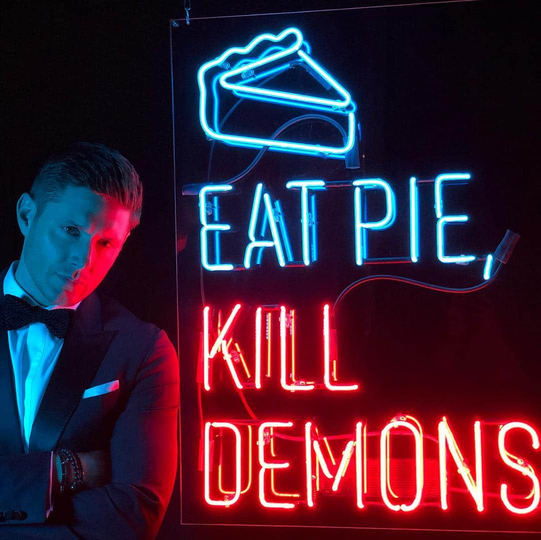 ジェンセン・アクレスさんのインスタグラム写真 - (ジェンセン・アクレスInstagram)「It’s like the “Dean Winchester” bat signal...but neon. Thanks to everyone who helped us celebrate 300 episodes last night.  And a special thanks to all who helped us get there.  Love you all.  What a ride!」11月18日 10時38分 - jensenackles