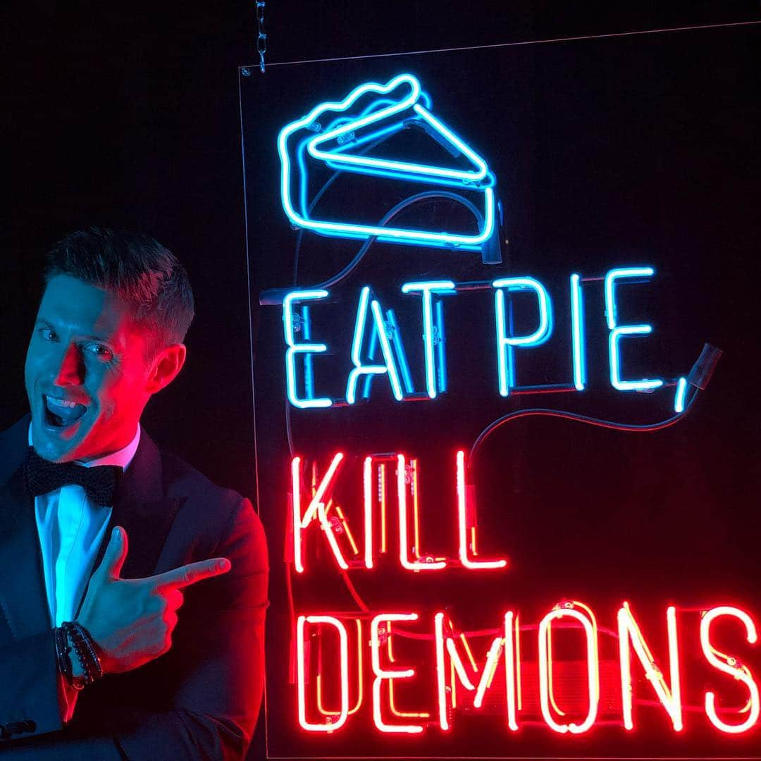 ジェンセン・アクレスさんのインスタグラム写真 - (ジェンセン・アクレスInstagram)「It’s like the “Dean Winchester” bat signal...but neon. Thanks to everyone who helped us celebrate 300 episodes last night.  And a special thanks to all who helped us get there.  Love you all.  What a ride!」11月18日 10時38分 - jensenackles