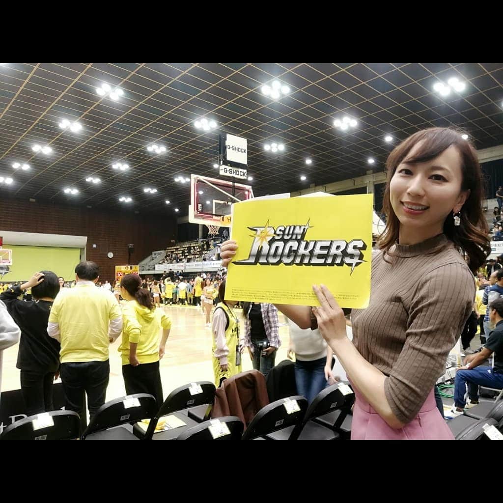 のインスタグラム：「#サンロッカーズ渋谷  vs #京都ハンナリーズ  見てきました！3Qからだったけど、最後の最後、逆転からの逆転で盛り上がったー🎉今回は京都の勝ち！初ハンナリーズ嬉しい⛩️ 渋谷ベンチに近いお席で、皆でワイワイ見れる幸せ✨ ・ #Bリーグ #bleague #バスケ観戦 #バスケ #バスケ女子 #basketball #サンディー #安定の可愛さ #naturemade #バスケ好きな人と繋がりたい」