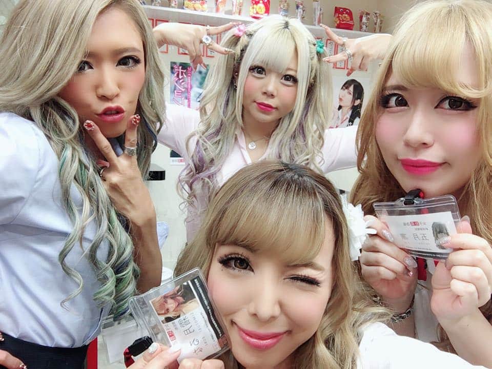 のインスタグラム：「昨日ゎ秋葉原のSOD女子社員酒場に来てくれたみなさん！ありがとうございました❤️❤️初めて出勤したんやけど、、、すごい楽しかった😍 楽しくてあっとゆうまでした😍 昨日ゎギャルdayやったからギャルちゃんでワイワイ楽しかったなーー！！笑💕 オープンからずっと満員で手が足りなくて放置しちゃった方ごめんなさい😭でもちゃんと楽しめたかなー？みんな沢山、ニコニコ笑っていたから嬉しかったです❤️❤️ やっとあえたファンの方もいてすごくうれしかった💕💕差し入れやプレゼントむっちゃうれしかった！ありがとう❤️❤️とにかく楽しすぎたぜい！！ やはりギャルは最高だなあ😍😍#秋葉原#sod女子社員酒場  #sod#ギャル#ギャルday#RISA#丸山れおな#五月凛#霜月るな#立ち飲み屋#sexy女優#ハイボールはハイタッチ#ジュースは握手#色んな楽しい事盛りだくさん#来てくれたみんなありがとう」