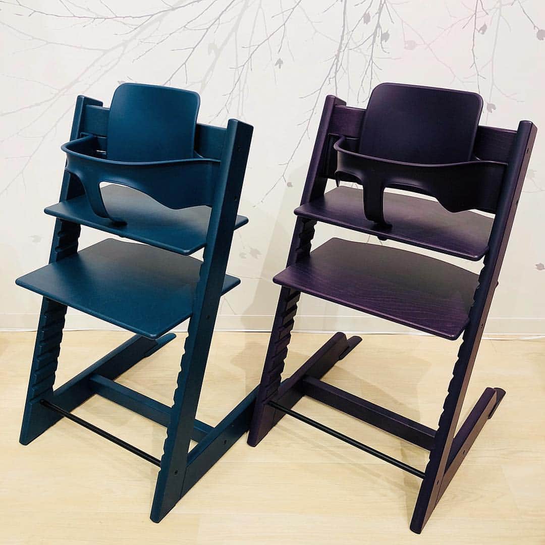 blossom39_officialのインスタグラム：「トリップトラップの新色をご紹介♪ この秋トリップトラップに、新色が２色仲間入りしました！ 「美しく豊かな北欧の自然の彩り」をテーマに、"素晴らしい夜の空" を表現したミッドナイトブルーと、"収穫された新鮮な果実の鮮明さ" を表現したプラムパープル。 どちらの色も自然とインテリアに馴染みながら、アクセントも加えてくれる素敵なカラーです。 ストッケが誇る木目と色を楽しむ最新カラー、ぜひチェックしてみてください♪ ▶詳しくはプロフィール→HPよりご覧くださいませ。 #stokke#ストッケ#tripptrapp#トリップトラップ#ベビーチェア#ハイチェア#blossom39#ブロッサム３９#赤ちゃんのいる生活」