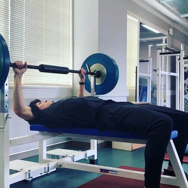 高山峻野のインスタグラム：「重さ軽めのウエイト。 ベンチ80kg クリーン75kg 片足35kg スクワット90kg」