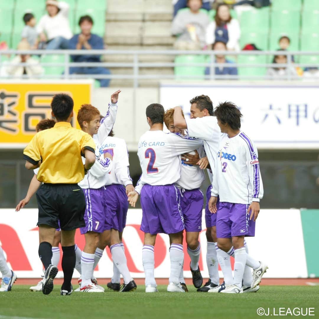 のインスタグラム：「【PLAY BACK KAZU #5】  史上初✨双子のアベックゴールが決まったのは、2004年5月5日🆚セレッソ大阪でした🙌  後半3分、先にカズ選手がヘディングでゴールを決めると、試合終了間際の後半44分に浩司選手がゴール⚽  2人とって、そして、サンフレッチェにとっても、記念すべき最初で最後のツインズゴールとなりました👬  #PLAYBACKKAZU #森﨑和幸選手 #KAZU8 #sanfrecce #11月24日 #ホーム最終戦まで #あと6日」