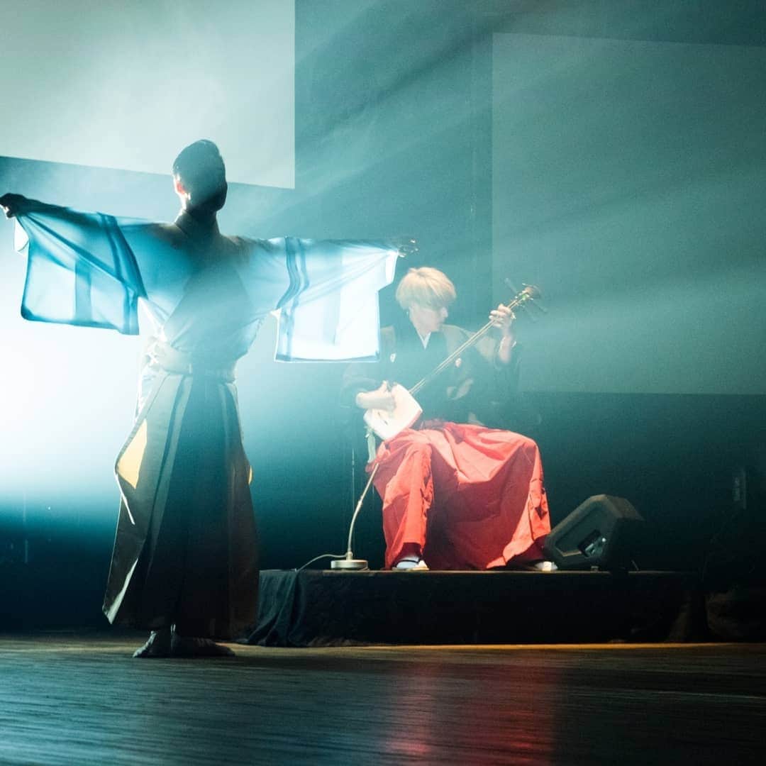 梅川壱ノ介（舞踊家）のインスタグラム：「. .【おおいた花鳥風月コンサート】 .........NHK大分放送局主催 . .大分県の美しい景色を背景に創り出す、光と津軽三味線、ピアノの世界、、、 . .振付、総合演出に藤間涼太朗さんをお迎えし、無事に幕を下ろすことができました。ご来場を賜りました皆さま、本当にありがとうございました。 . .芯を勤めることの責任と玉三郎先生からの教えをとても感じる公演でございました。 . . . . #匹田大智 #中谷政文 #藤間涼太朗 #梅川壱ノ介 #日本舞踊 #津軽三味線 #nhk#花鳥風月コンサート #大分」