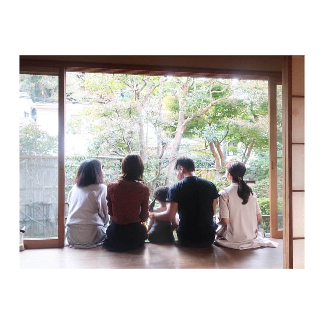 高垣麗子さんのインスタグラム写真 - (高垣麗子Instagram)「・ blogにもアップしましたが 昨日は大好きな友人達と 鎌倉で過ごしました。 大人も子どもも みんなが笑顔に☺︎ 穏やかで笑いの絶えない 心地良い時間だったなぁ... ・ #鎌倉 #イチリンハナレ #まるで家族のような #大好きな人達 #ありがとう」11月18日 13時26分 - reikotakagaki
