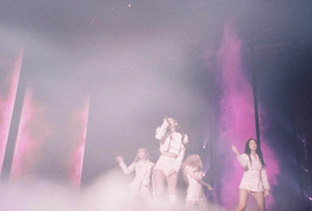 ジェニーさんのインスタグラム写真 - (ジェニーInstagram)「our very first concert in seoul brought to you in ninifilm 📸」11月18日 13時37分 - jennierubyjane