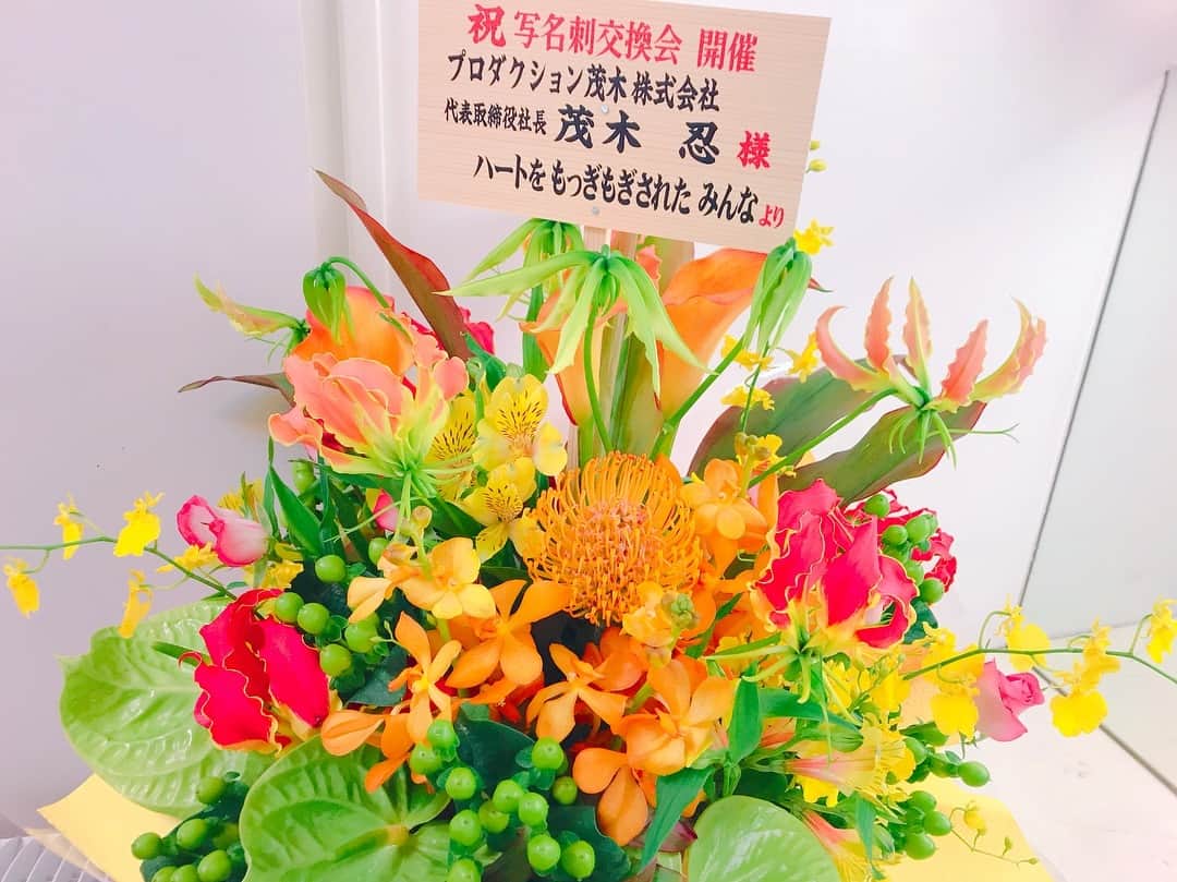 茂木忍のインスタグラム：「2018.11.17 . AiKaBuイベントありがとうございました🙏 . 実はファンの人あんまり来ないんじゃないかと思ってたから😂笑 みなさんが会いにきてくれてすごく嬉しかったです💕 可愛いお花もありがとうございます💐✨ . . ソロでもイベントやりたいなー…なんて思ったり🤫💭」