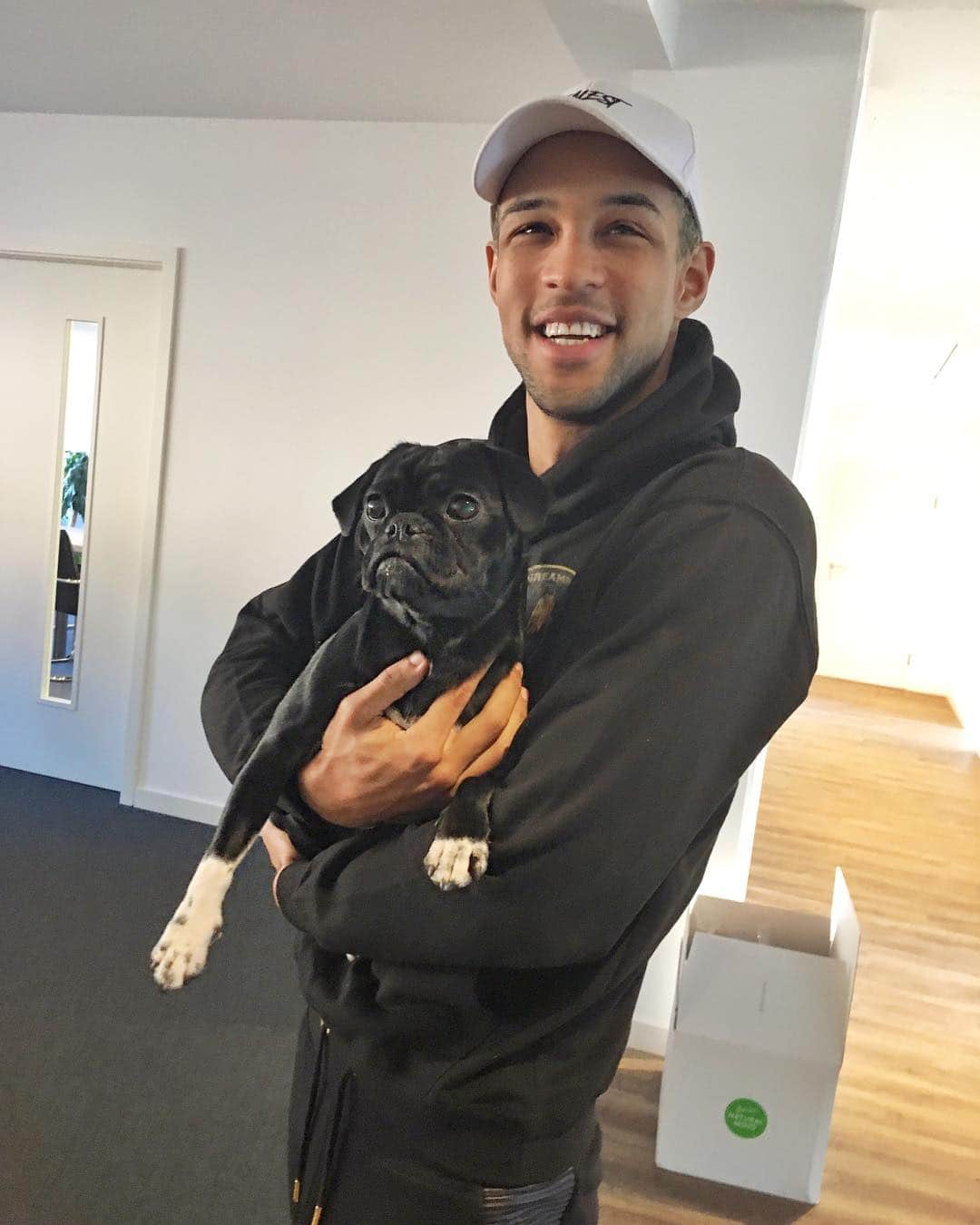 SIMON DESUEのインスタグラム：「,,Du Hund“ - sagte er als ich ihn hochgehoben habe 🐕 #dog #mops #dogsofinstagram #dogstagram #cutedog」