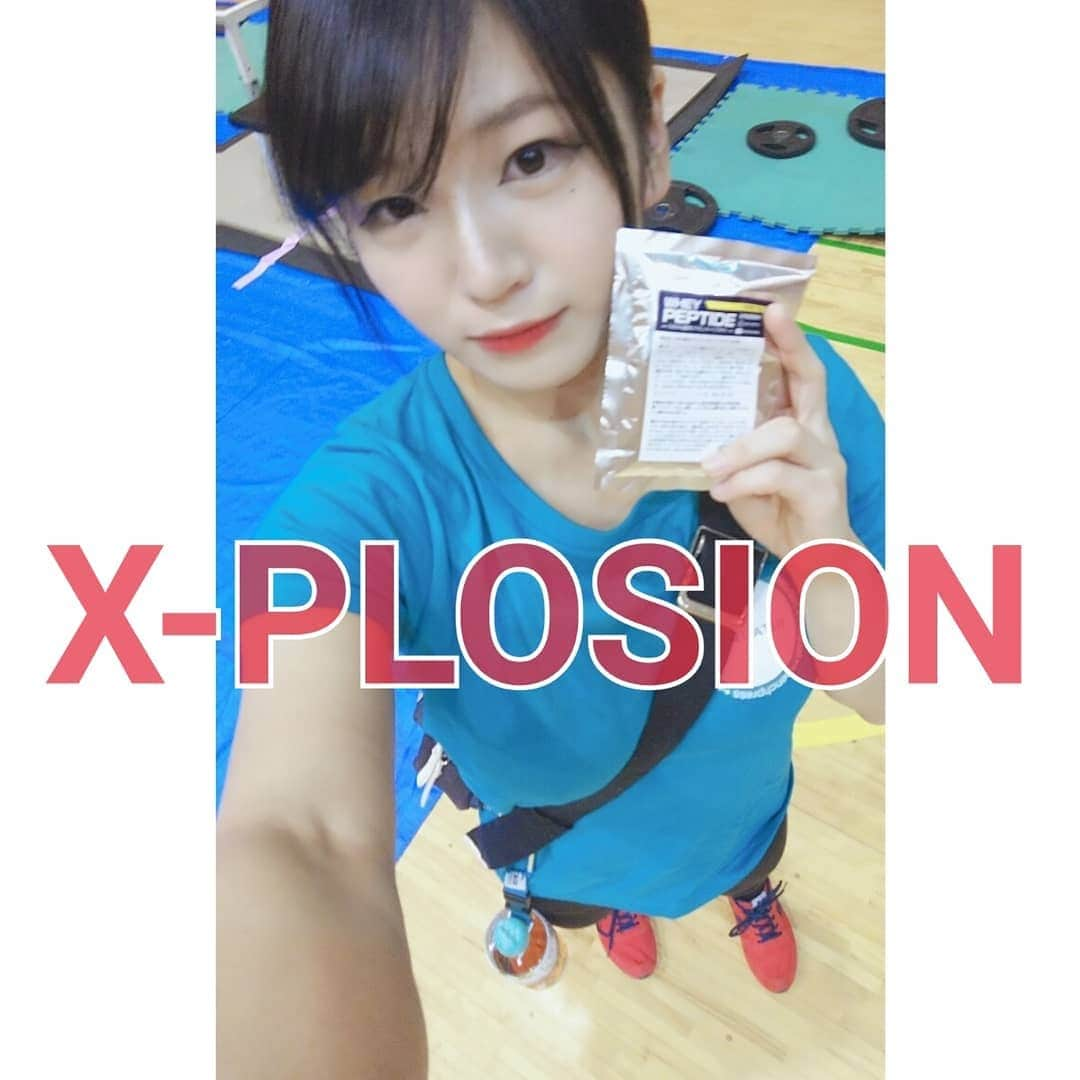 X-PLOSIONさんのインスタグラム写真 - (X-PLOSIONInstagram)「こんばんは！えくすぷろーじょんです！ 今日はパワーリフティングの県大会の応援とお手伝いに行きました！💪 . 今まで練習してきた事を、出し切った人やそうでない人、色んな想いのこもった熱い戦いを目の当たりにして、もっとトレーニングが好きになる1日でした！！ . 同じジムの仲間たちもベストを出したり、入賞したりと、共に喜んで、また絆が深まったような気がします！(気のせいかな？笑)🤔 . . . . 試合会場で補助員を務めていた 日体大バーベルクラブの、シルバ英樹選手と一緒に撮影して頂きました！ありがとうございました！ . サポートの方々や、選手の皆様、一日お疲れ様です！😆✨ . . . サプリメント、ウェアのご購入はこちらから！！➡︎https://x-plosion.jp/ ーーーーーーーーーーーーーーーーーーーーーーー #エクスプロージョン #xplosion #ダイエット #ボディメーク #フィジーク #ボディビル #筋肉 #筋肉女子 #筋トレ女子 #バスケットボール #野球 #ラグビー #パワー #筋トレ #トレーニング #プロテイン女子 #Powerlifting #training #protein #入賞 #1位 #優勝 #デッドリフト #ベンチプレス #怪我 #回復 #試合 #県大会 #筋トレ好きと繋がりたい #スクワット」11月18日 23時58分 - x_plosion_protein