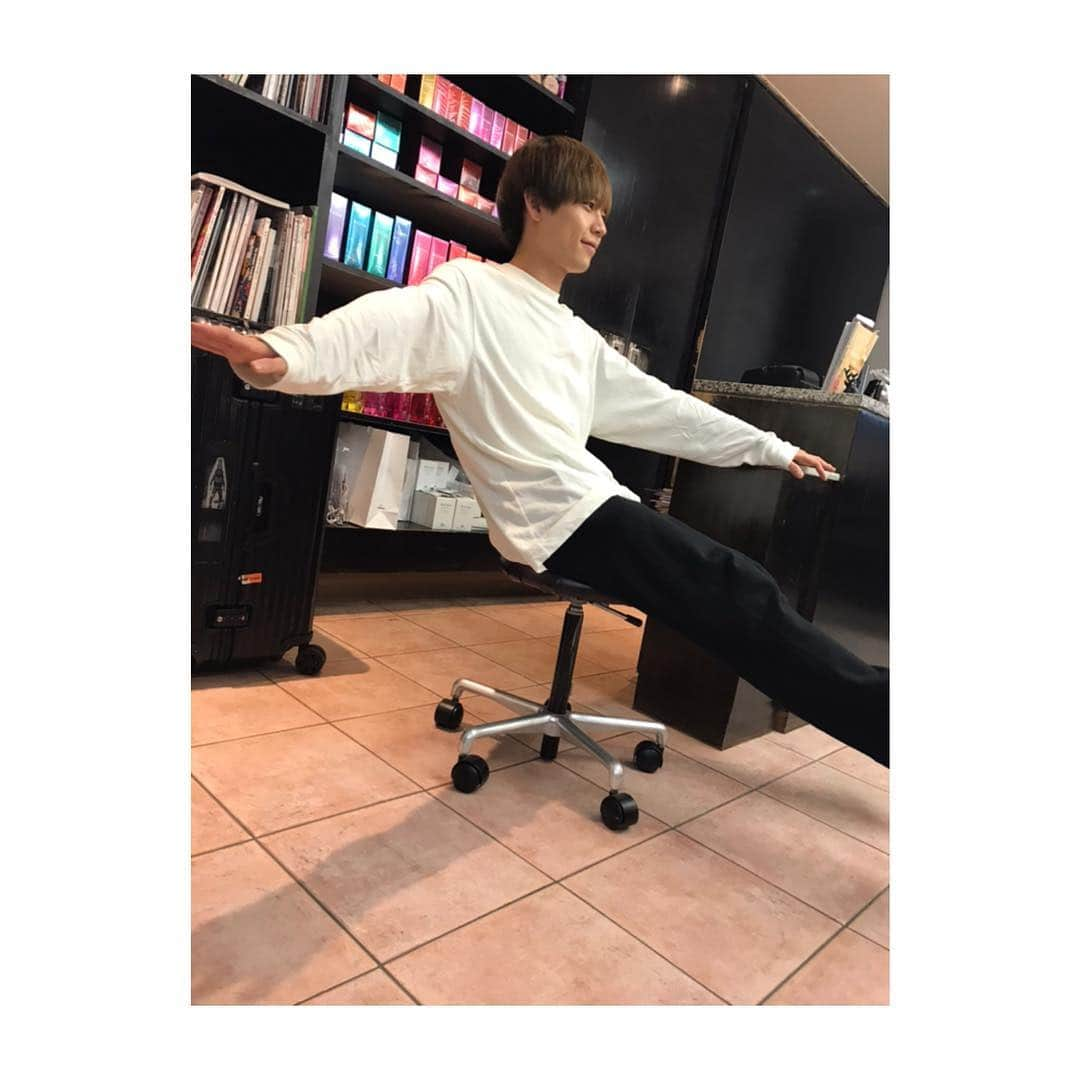 岩岡徹さんのインスタグラム写真 - (岩岡徹Instagram)「ピコットにて カット カラー トリートメントのフルコース😊💇🏻‍♂️ みみさんいつもありがとうございます‼︎💆🏻‍♂️」11月19日 0時00分 - da_ice_toru_iwaoka