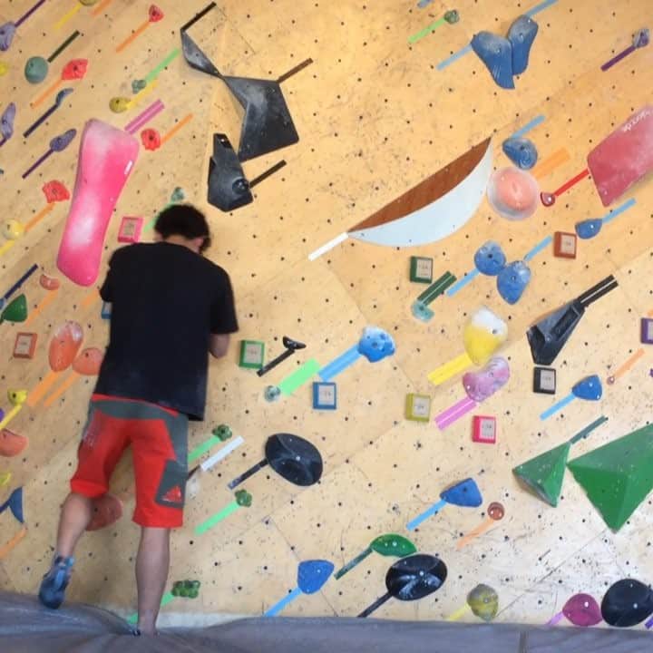 のインスタグラム：「Have you ever been to @flatbouldering ?  There’s many type of problems. very cool bouldering gym!  My slab is not good, so I have to train more.  #bouldering #climbing #flatbouldering #scarpaclimb #rollfilm #eyecandy」